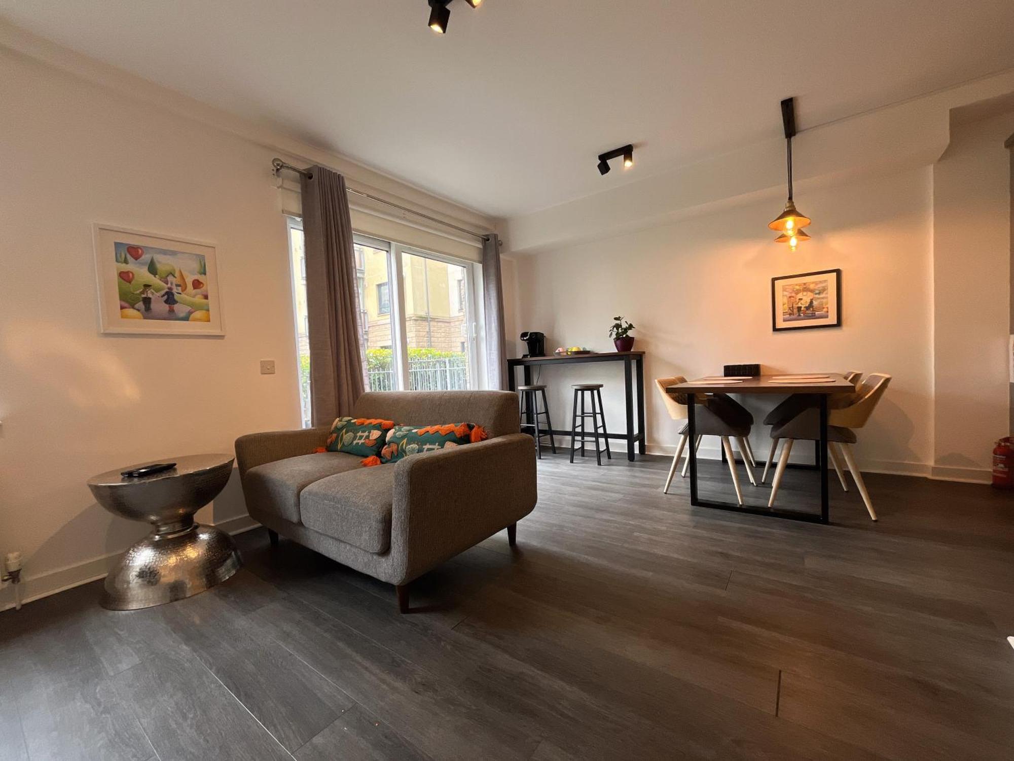 2 Bath Free Parking Apartment *