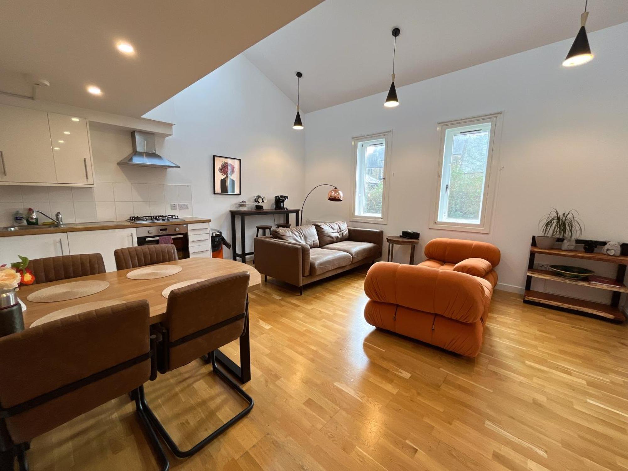 2 Bed 2 Bath With Private Parking * Edinburgh