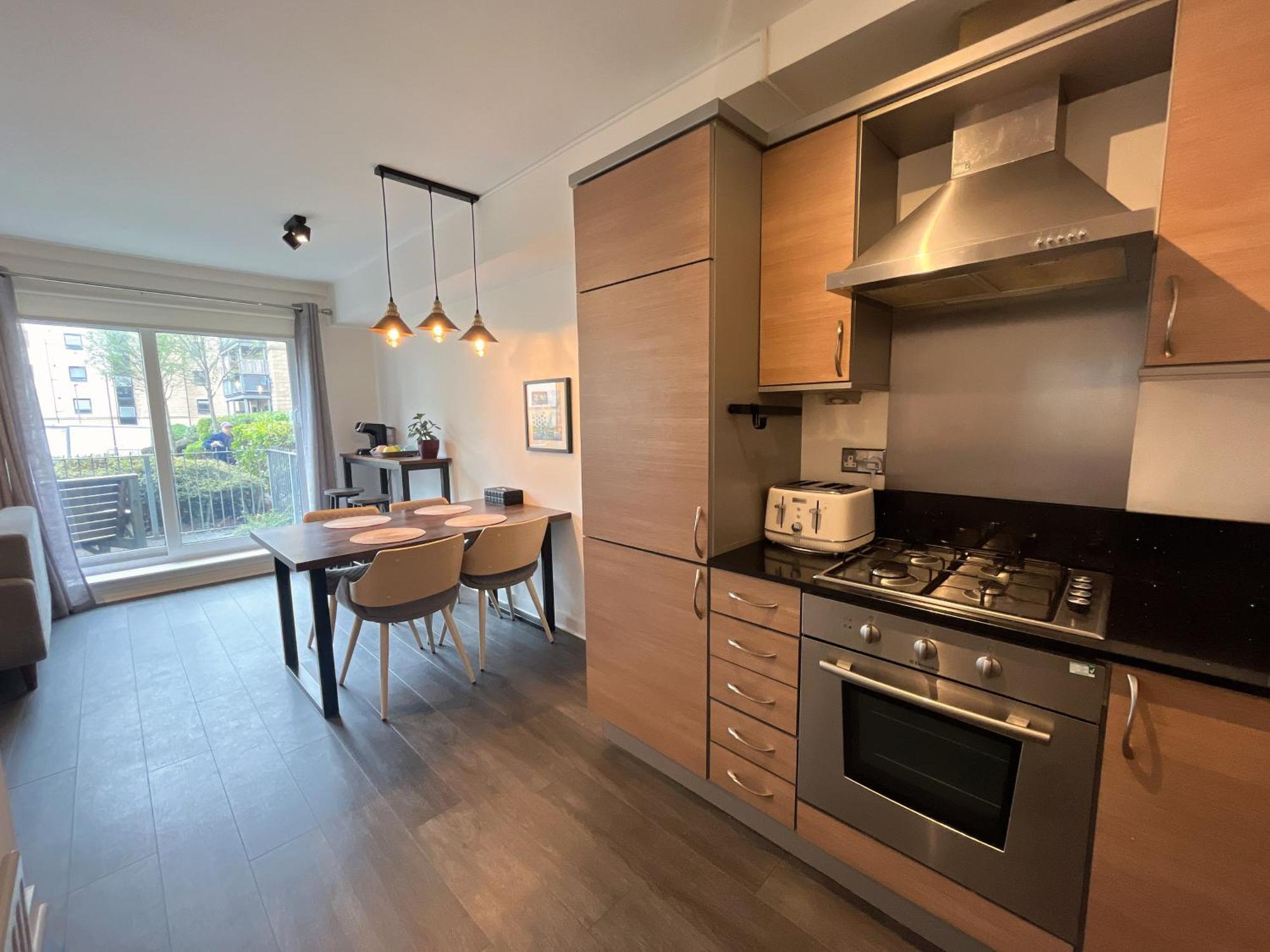 2 Bath Free Parking Apartment