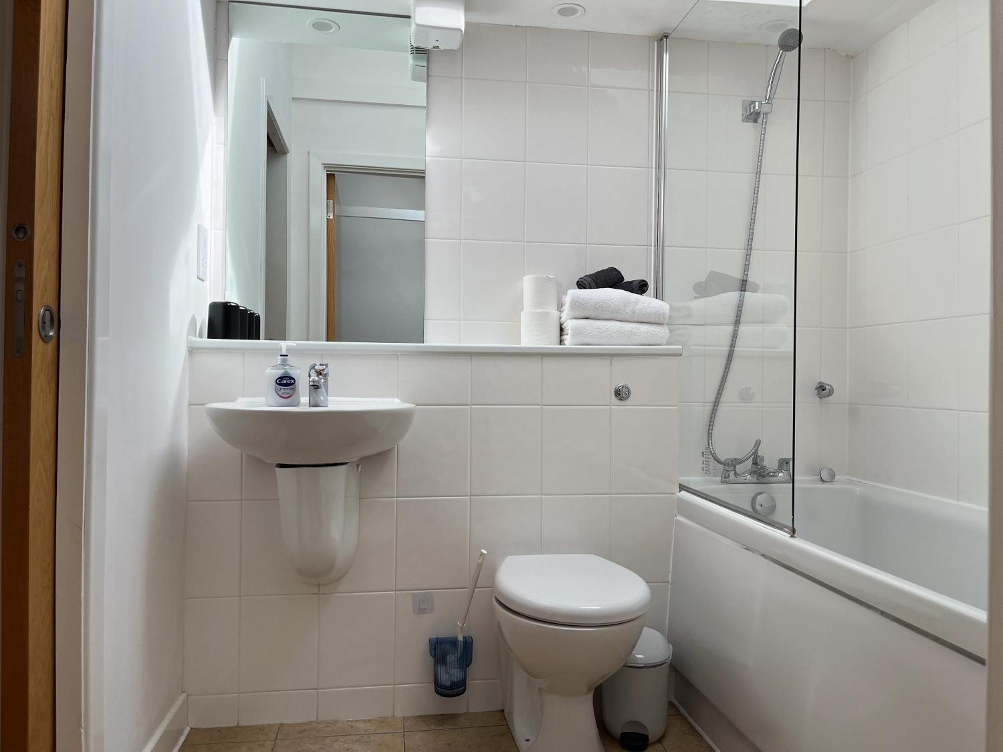 2 Bed 2 Bath With Private Parking Apartment *