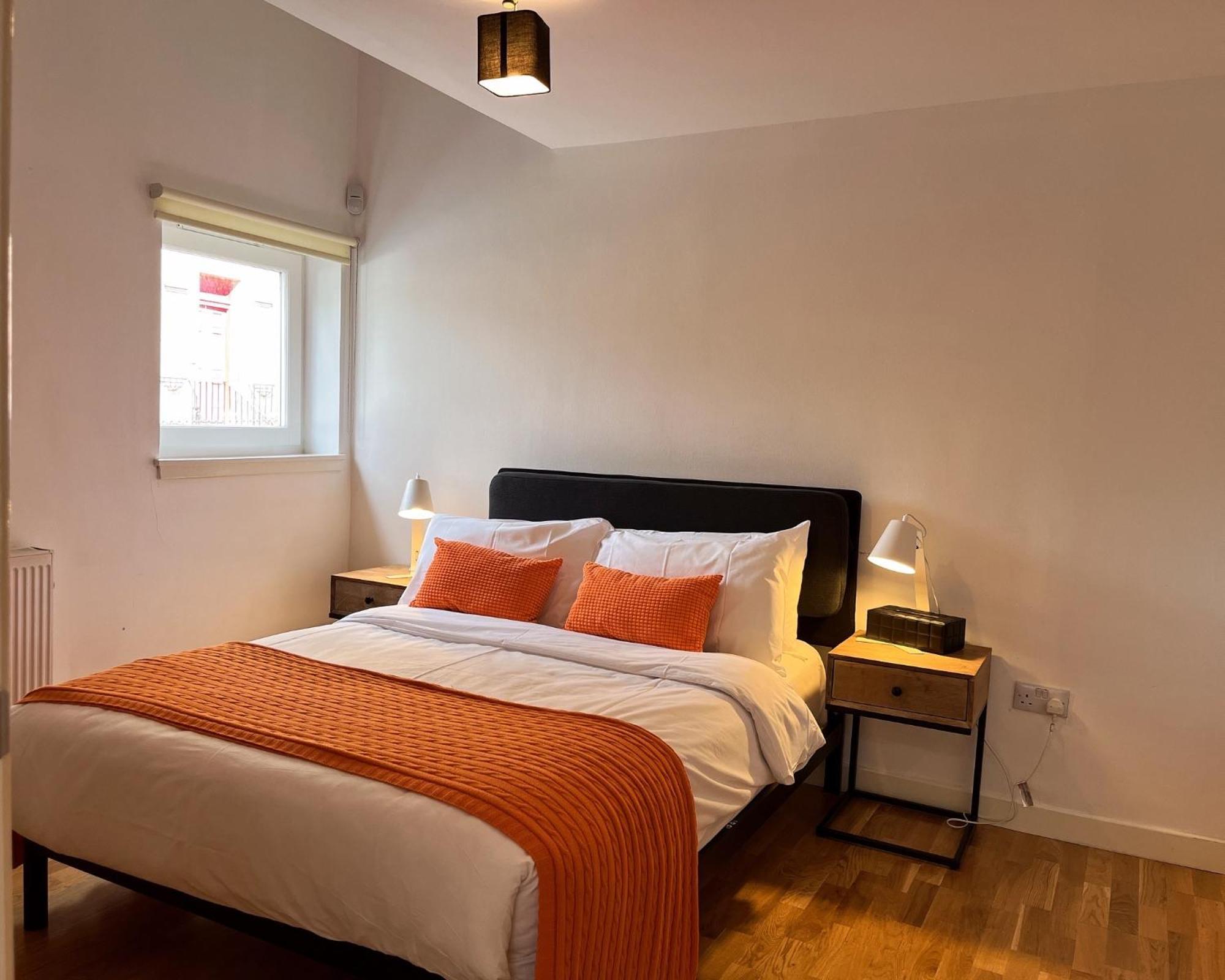 2 Bed 2 Bath With Private Parking Apartment Edinburgh