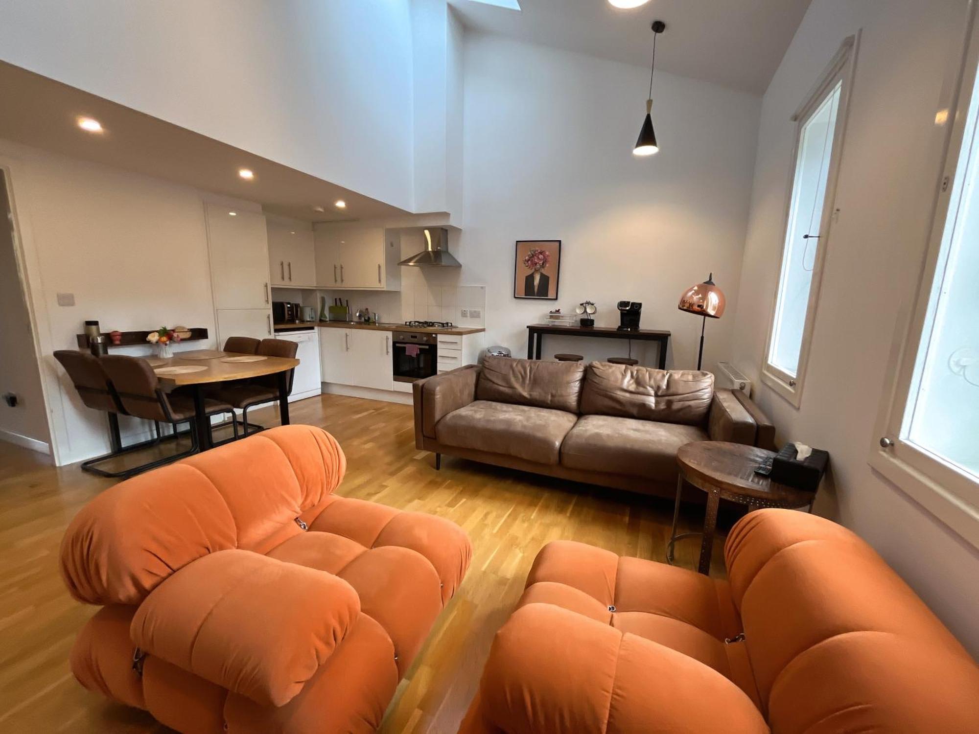 2 Bed 2 Bath With Private Parking *