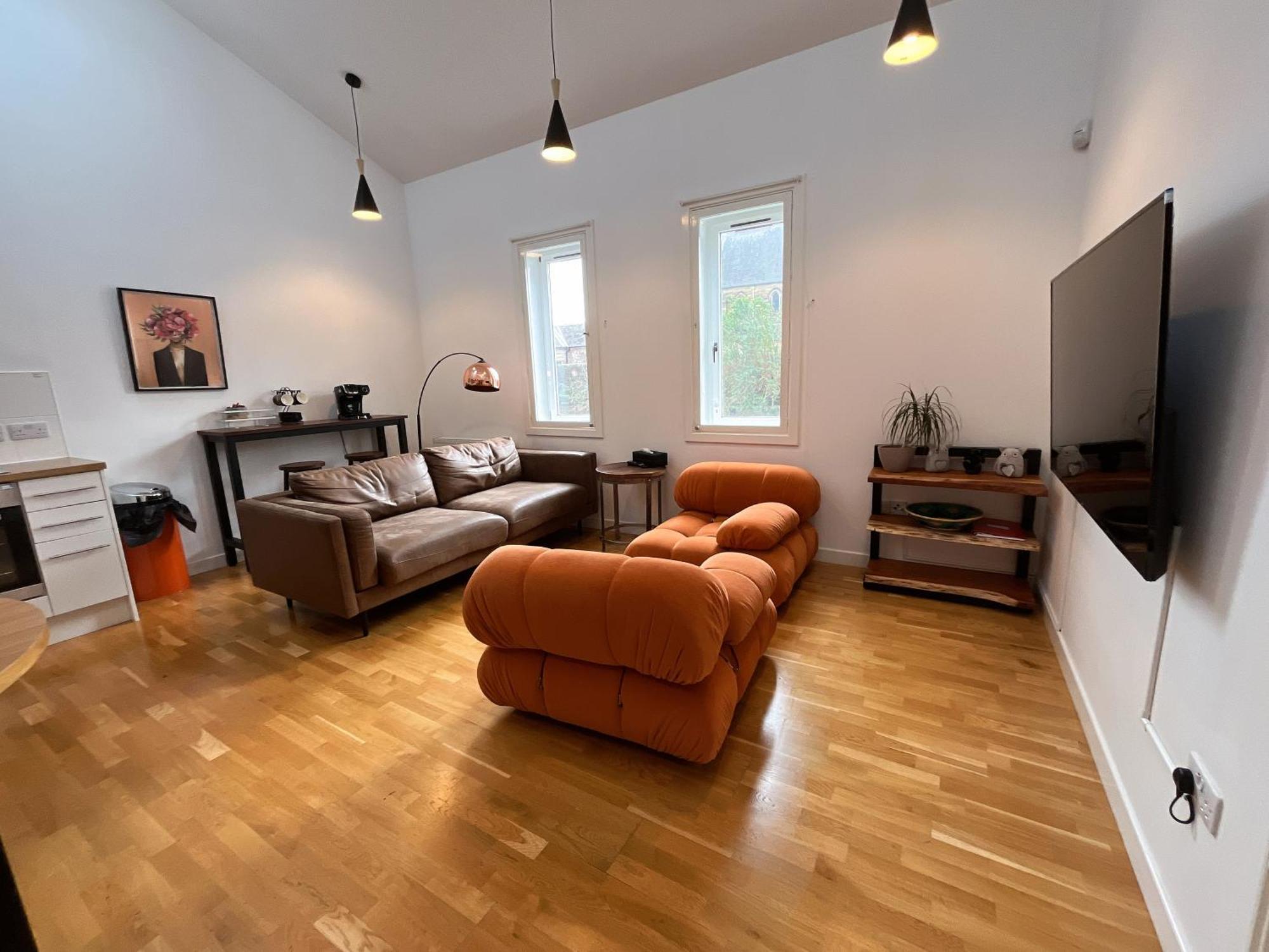 2 Bed 2 Bath With Private Parking * Edinburgh