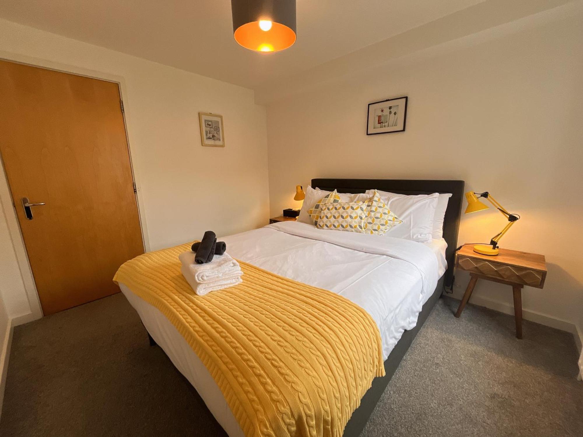 2 Bath Free Parking Apartment *