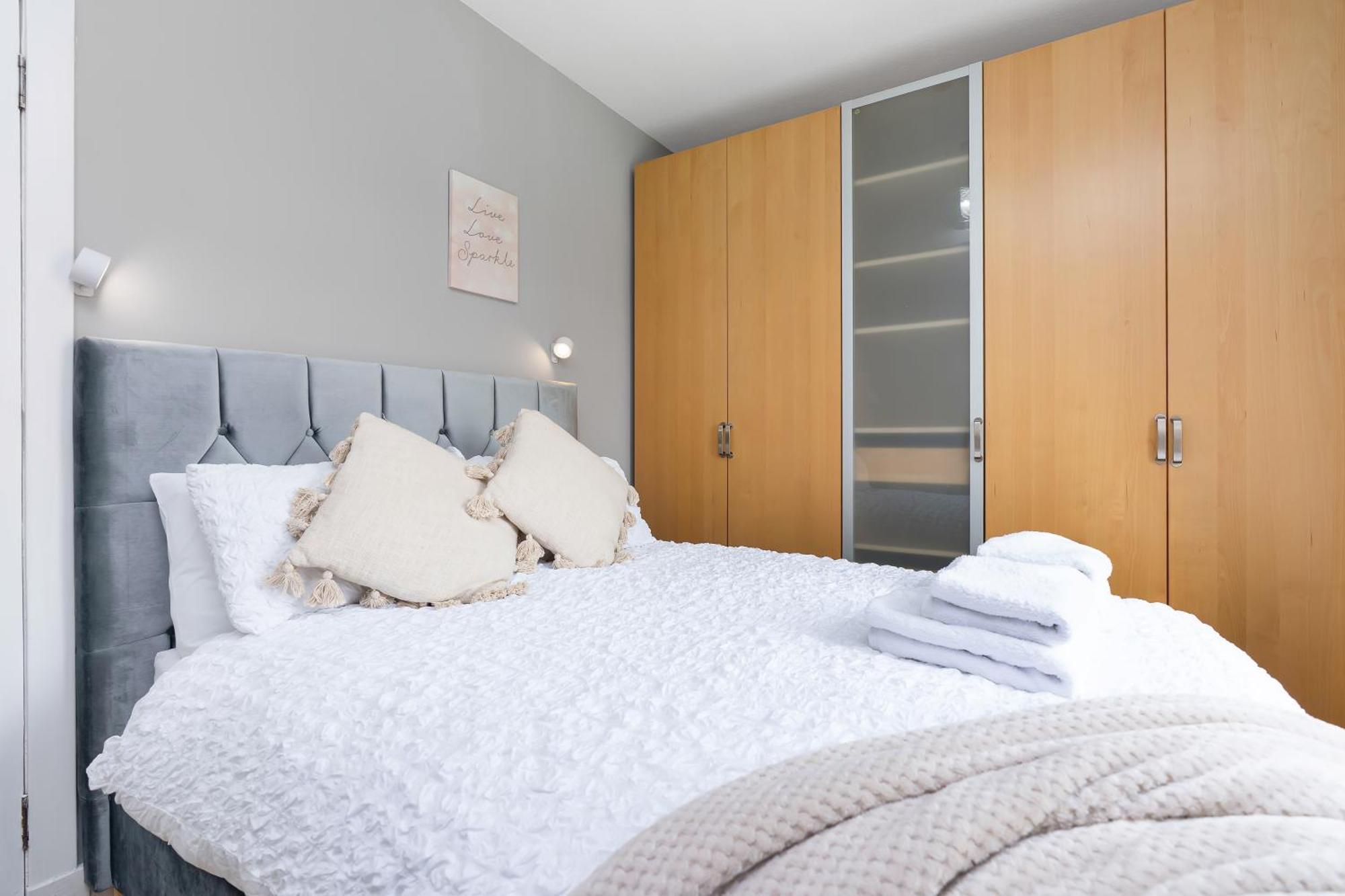 Crewe - 2 Bed, Free Off Street Parking And Private Garden Appartement *