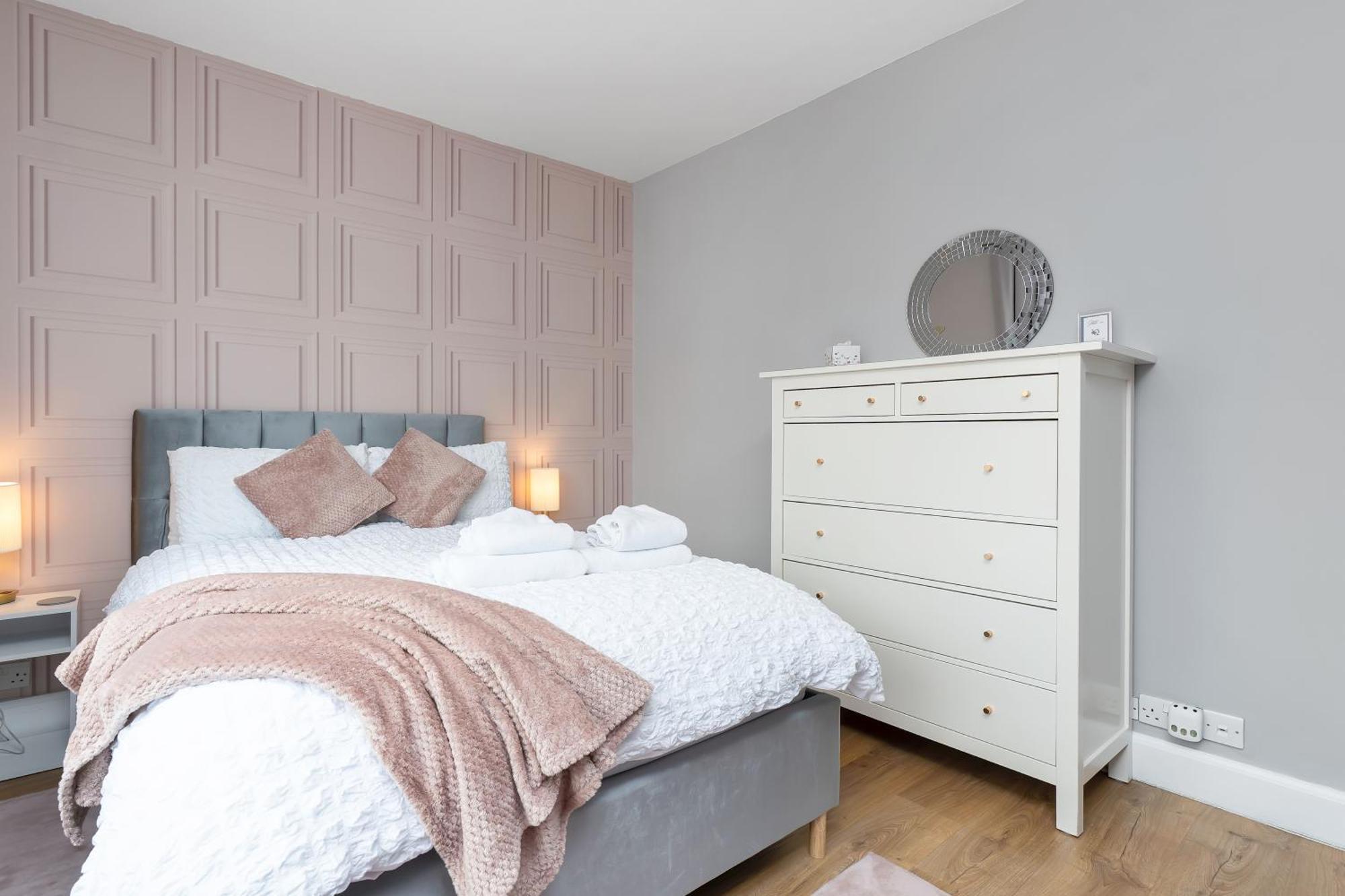 Crewe - 2 Bed, Free Off Street Parking And Private Garden *