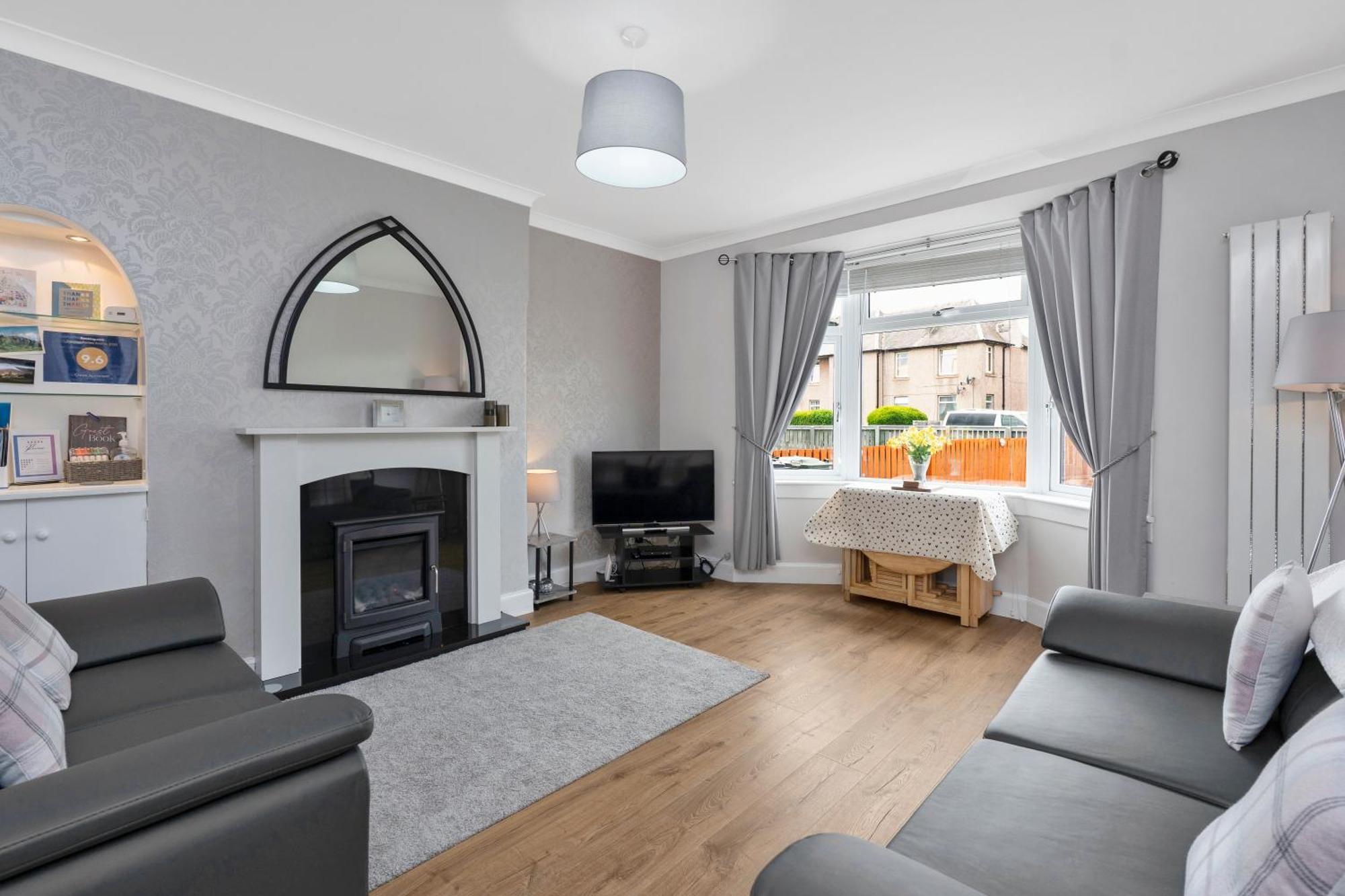 Crewe - 2 Bed, Free Off Street Parking And Private Garden * EDI