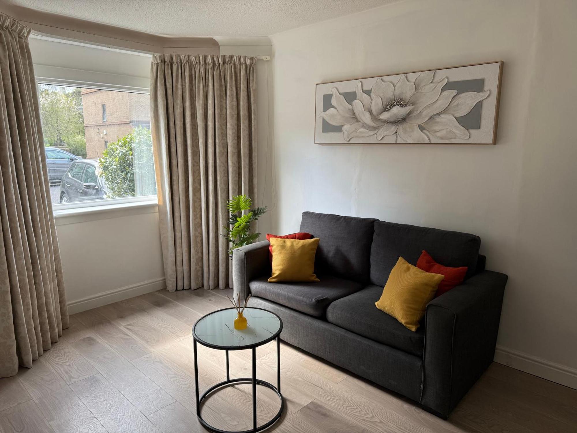 2 Bedroom Flat On Ground Floor In With Parking Appartement Edinburgh