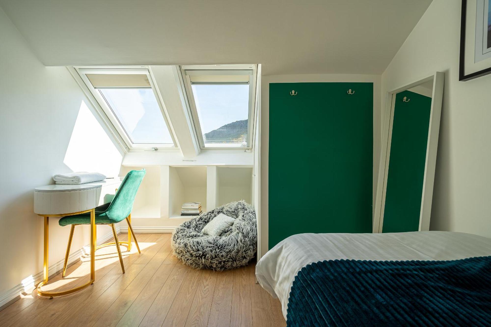Centre House - 5 Bedrooms - Sleeps 9 - Parking