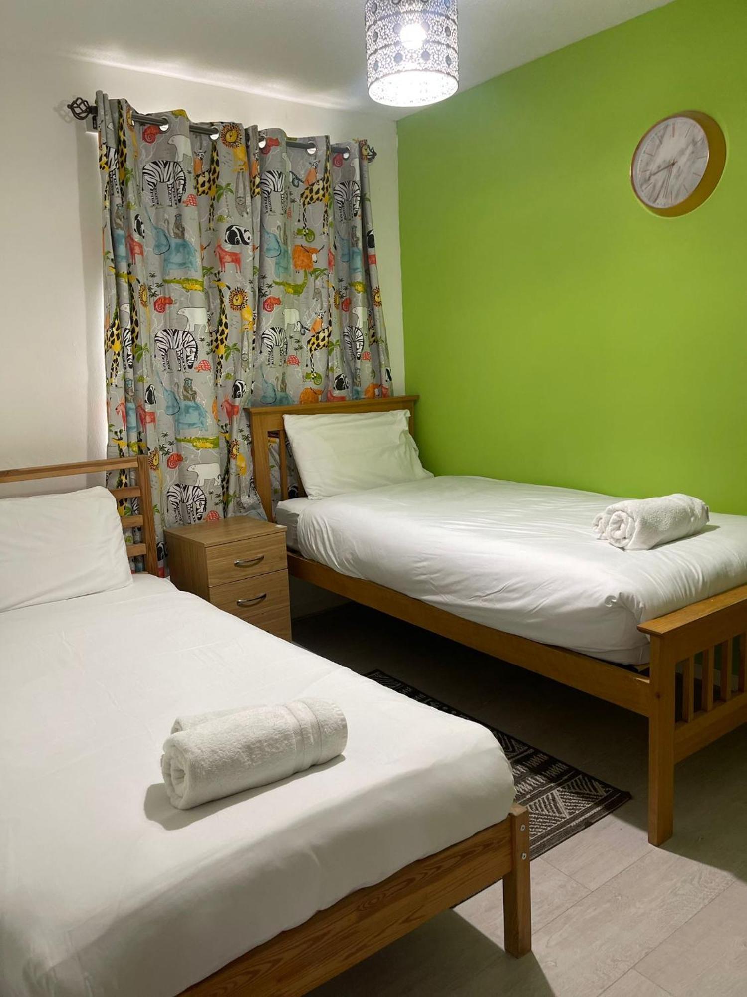 Appartement Chic 2 Bed With Free Parking- Recently Redecorated, 10 Minutes To Centre