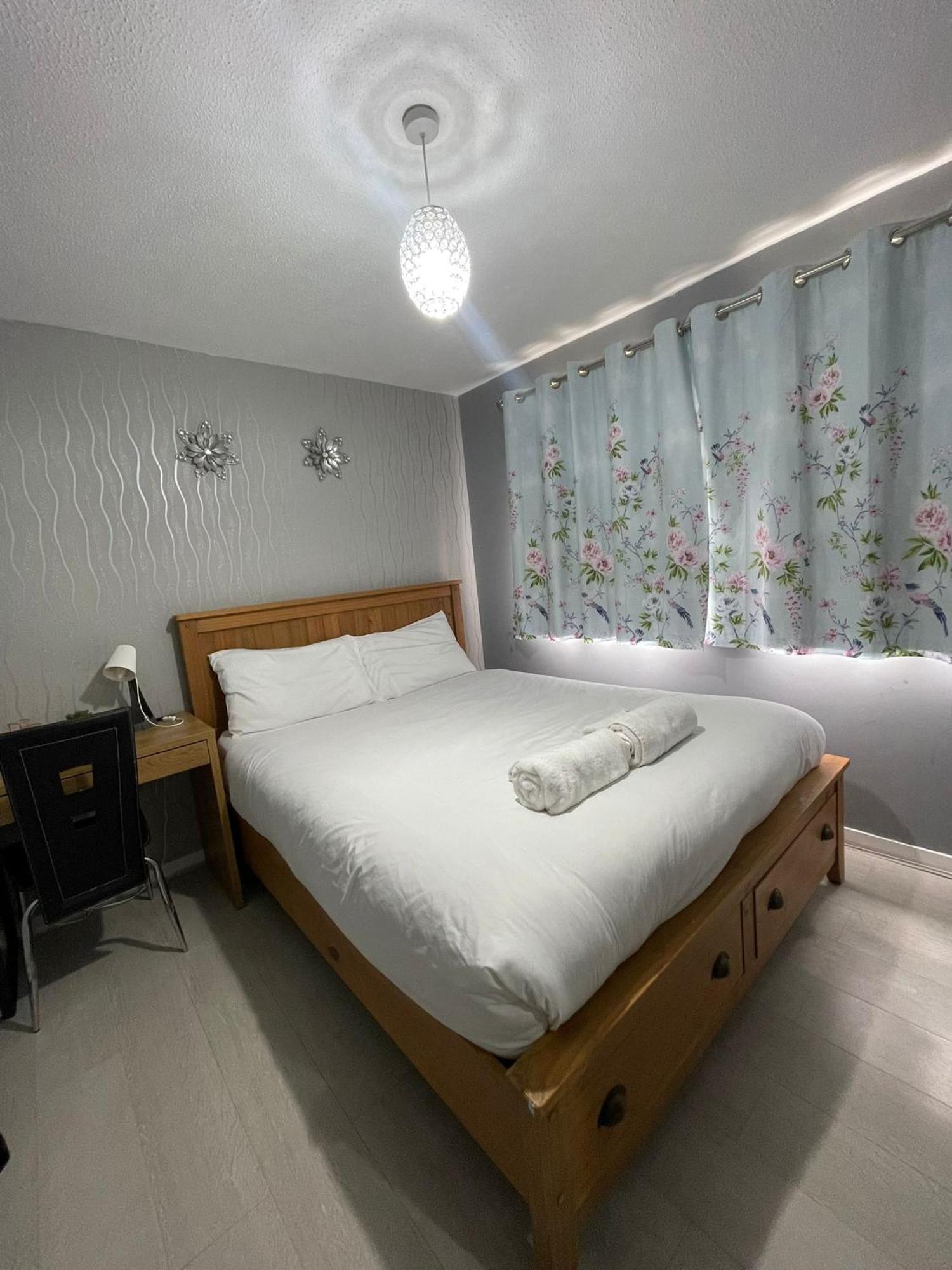 Appartement Chic 2 Bed With Free Parking- Recently Redecorated, 10 Minutes To Centre *