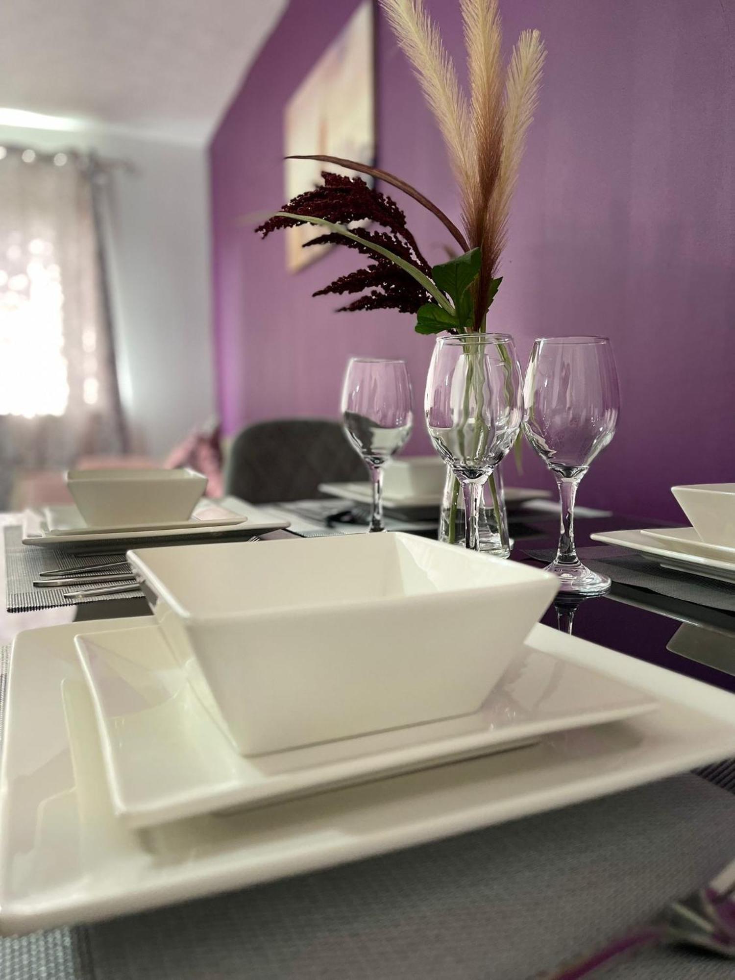 Chic 2 Bed With Free Parking- Recently Redecorated, 10 Minutes To Centre