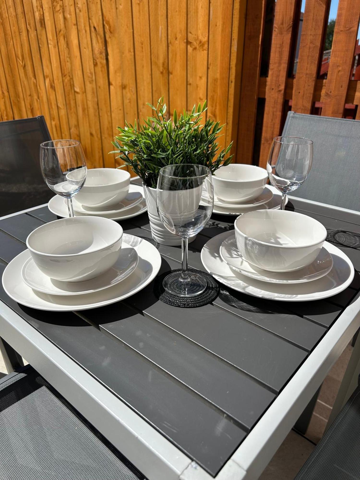 Hébergement de vacances 3 Bedroom - 2 Bathroom Townhouse In Corstorphine Near Murrayfield Stadium - Direct Bus To Centre In 20 Minutes - Two Private Parking Spaces - Private Sunny Garden - Recently Refurbished