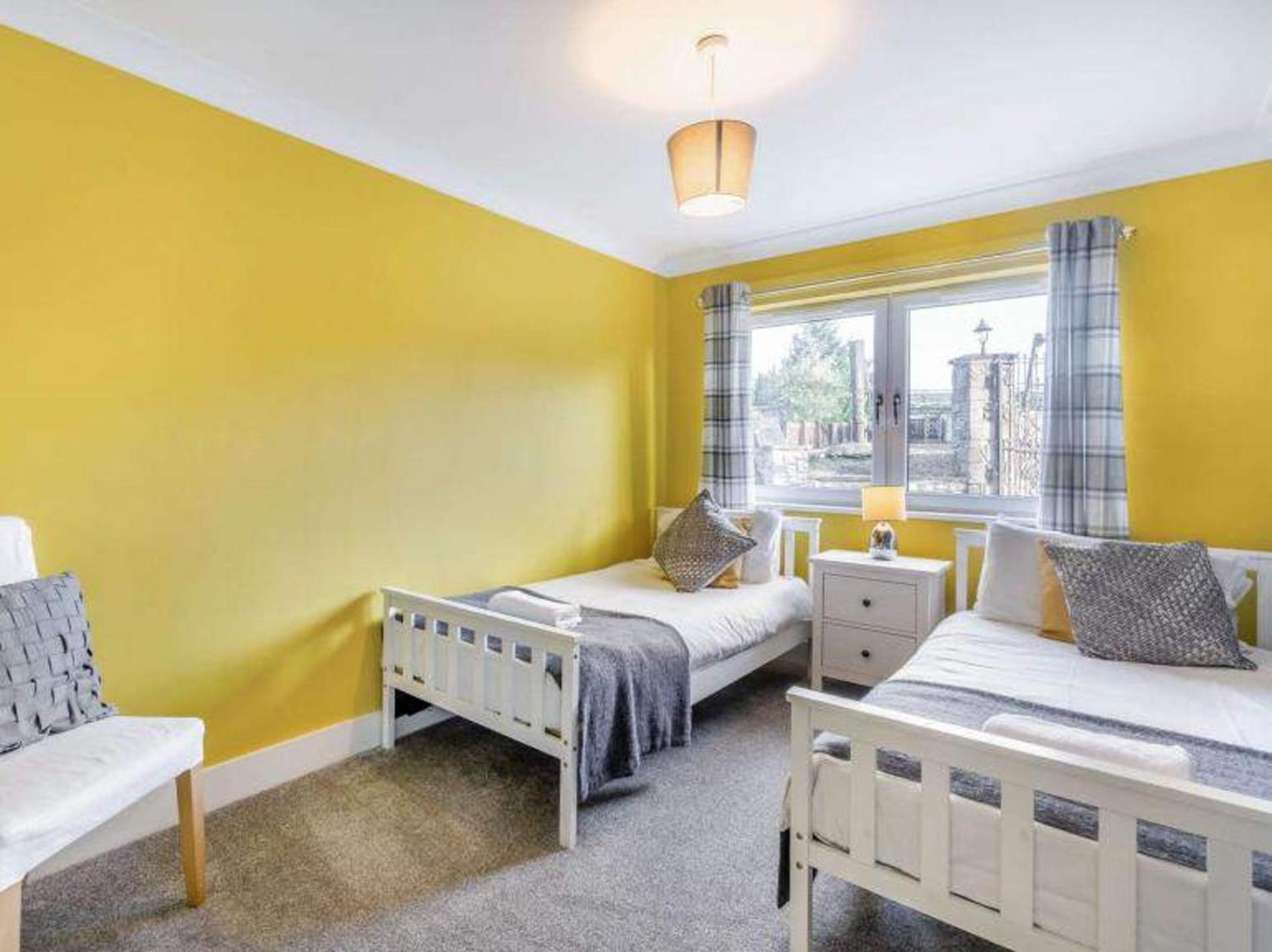 10 Guests - 5 Bedrooms - Deck - Hot Tub Edinburgh