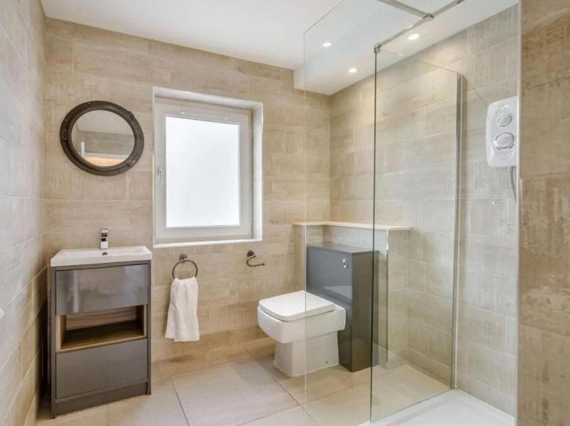 10 Guests - 5 Bedrooms - Deck - Hot Tub * Edinburgh