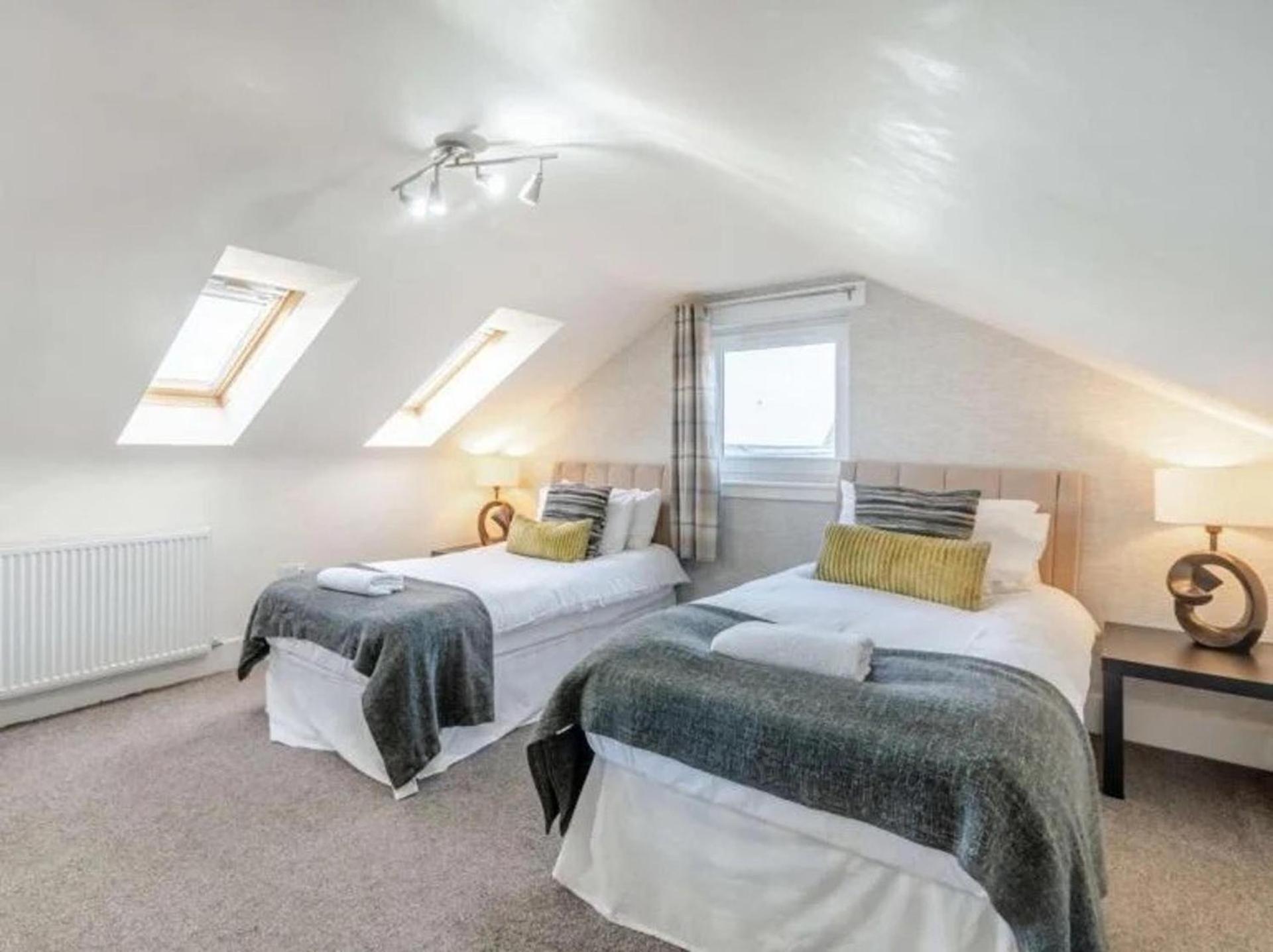 Holiday home 10 Guests - 5 Bedrooms - Deck - Hot Tub