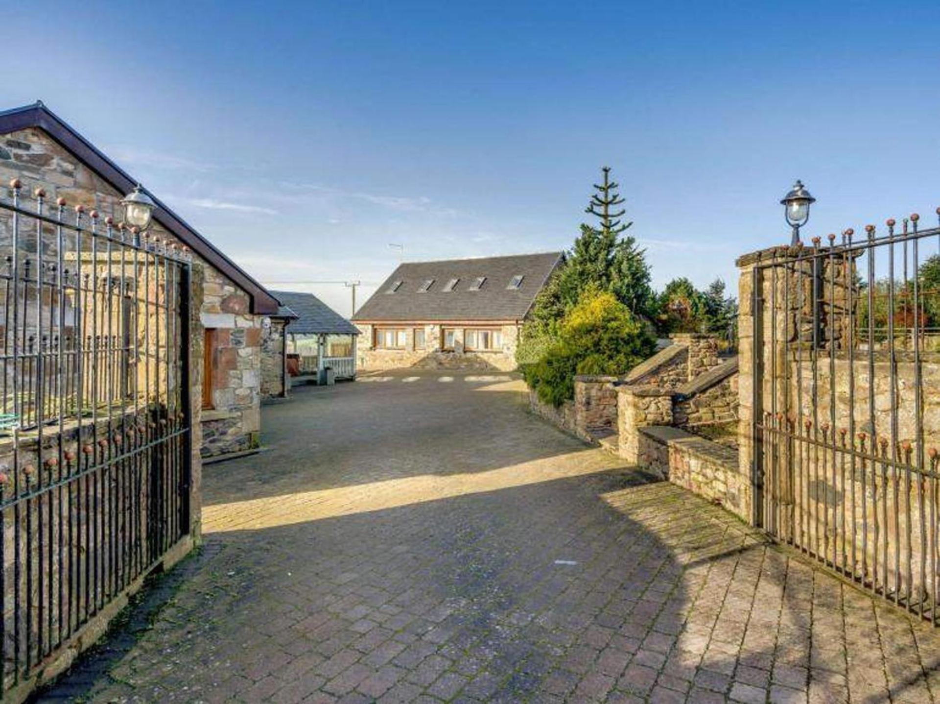 10 Guests - 5 Bedrooms - Deck - Hot Tub * Edinburgh