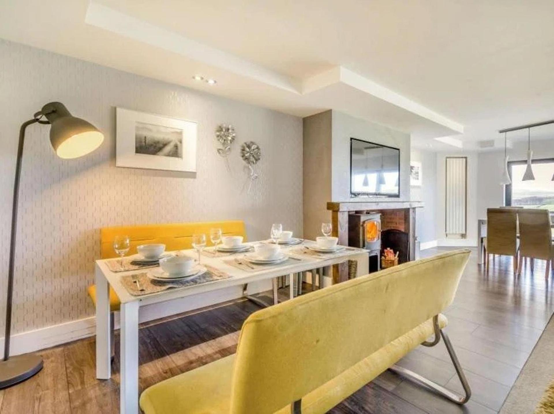 Holiday home 10 Guests - 5 Bedrooms - Deck - Hot Tub Edinburgh