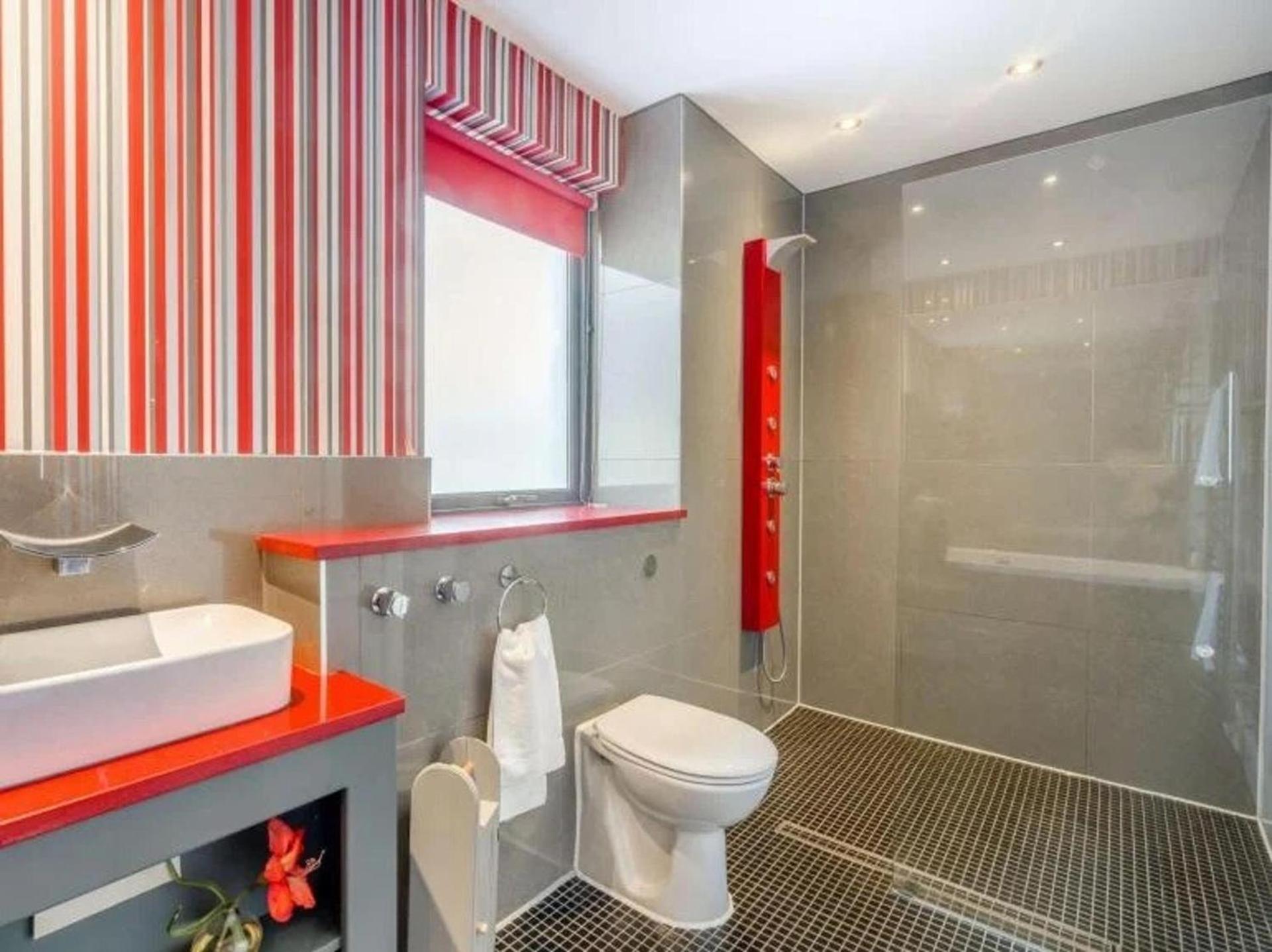 10 Guests - 5 Bedrooms - Deck - Hot Tub Edinburgh