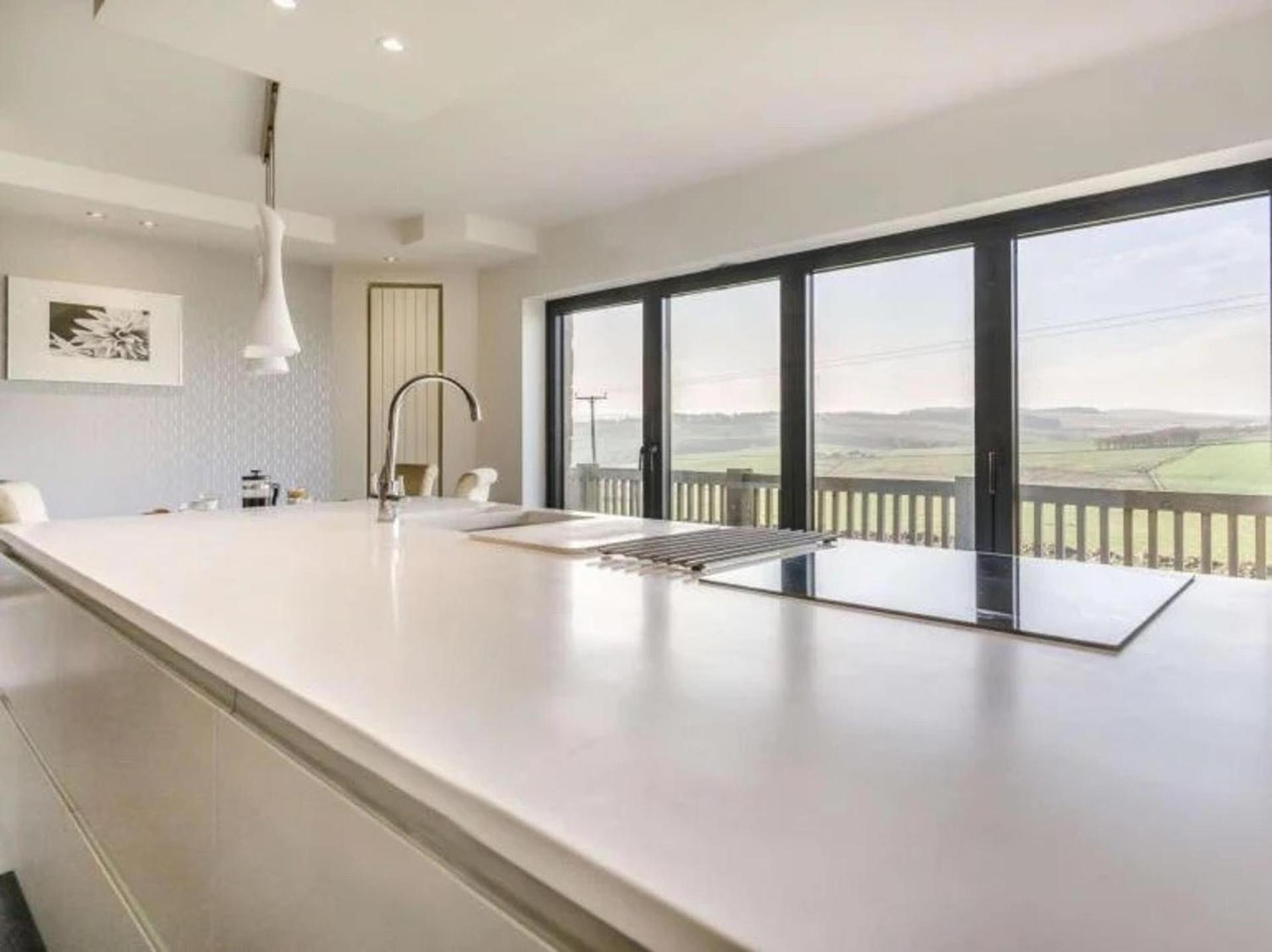 10 Guests - 5 Bedrooms - Deck - Hot Tub Holiday home *