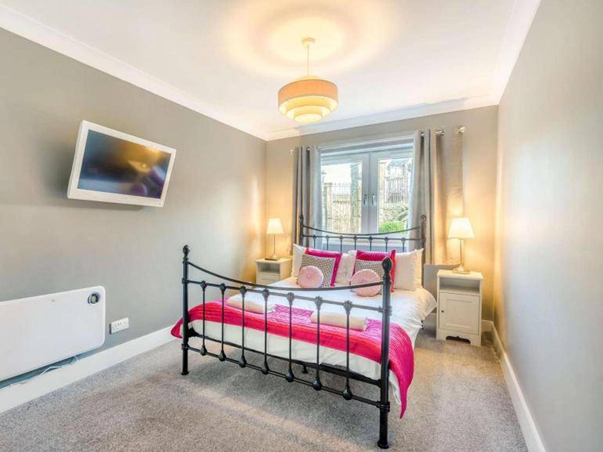 Holiday home 10 Guests - 5 Bedrooms - Deck - Hot Tub *