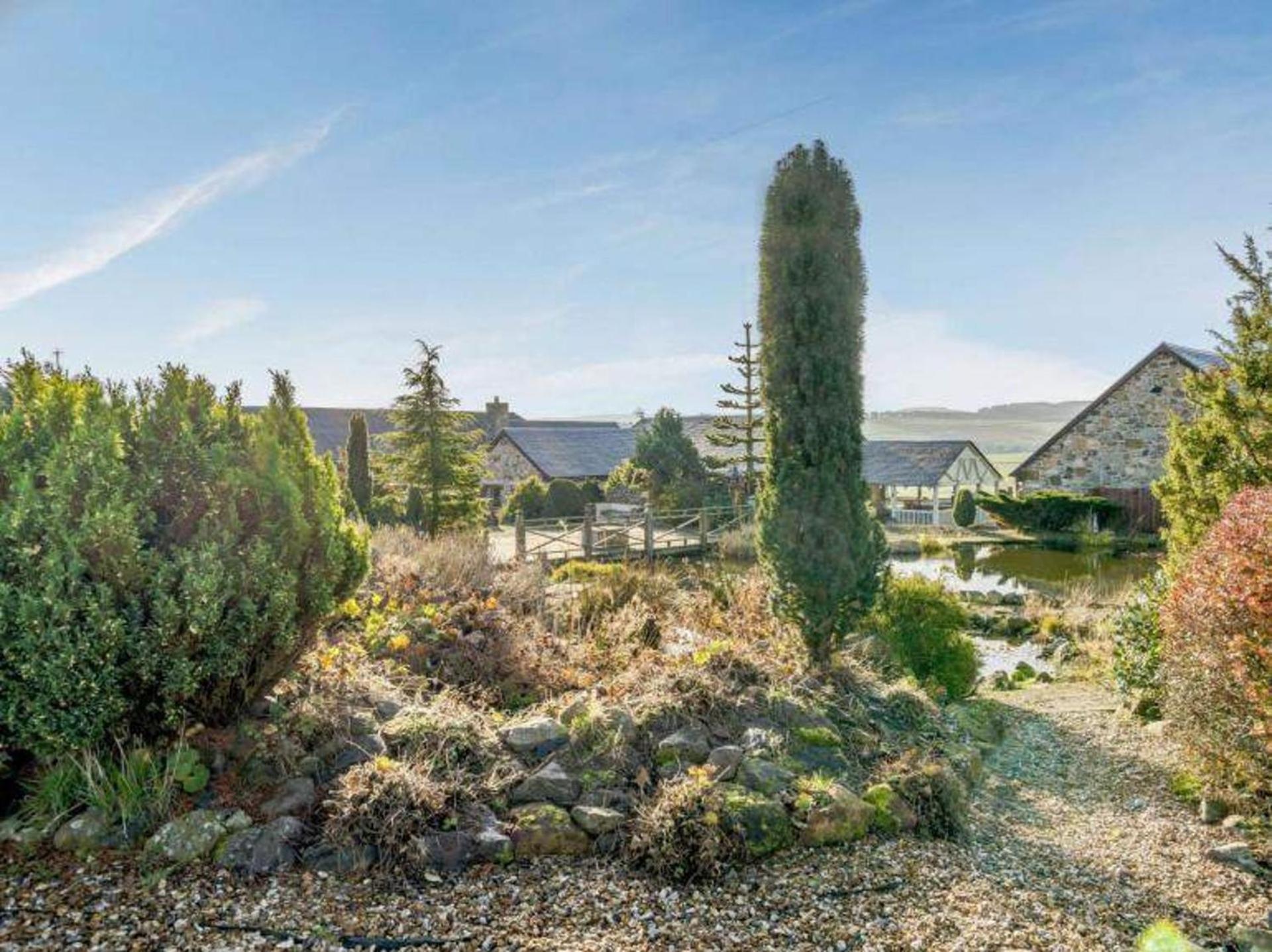 10 Guests - 5 Bedrooms - Deck - Hot Tub *