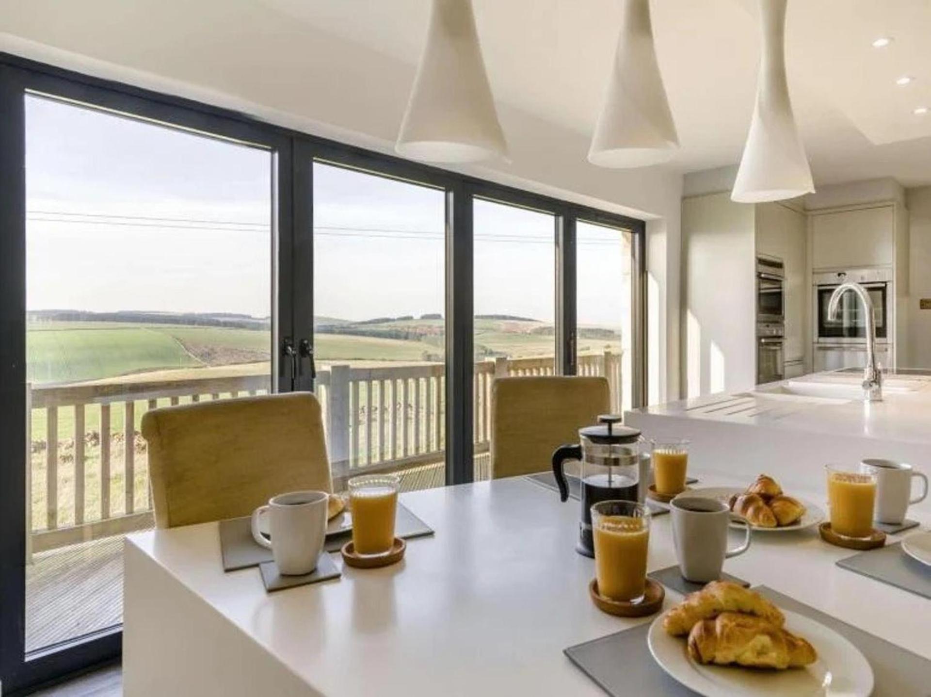 10 Guests - 5 Bedrooms - Deck - Hot Tub * Edinburgh