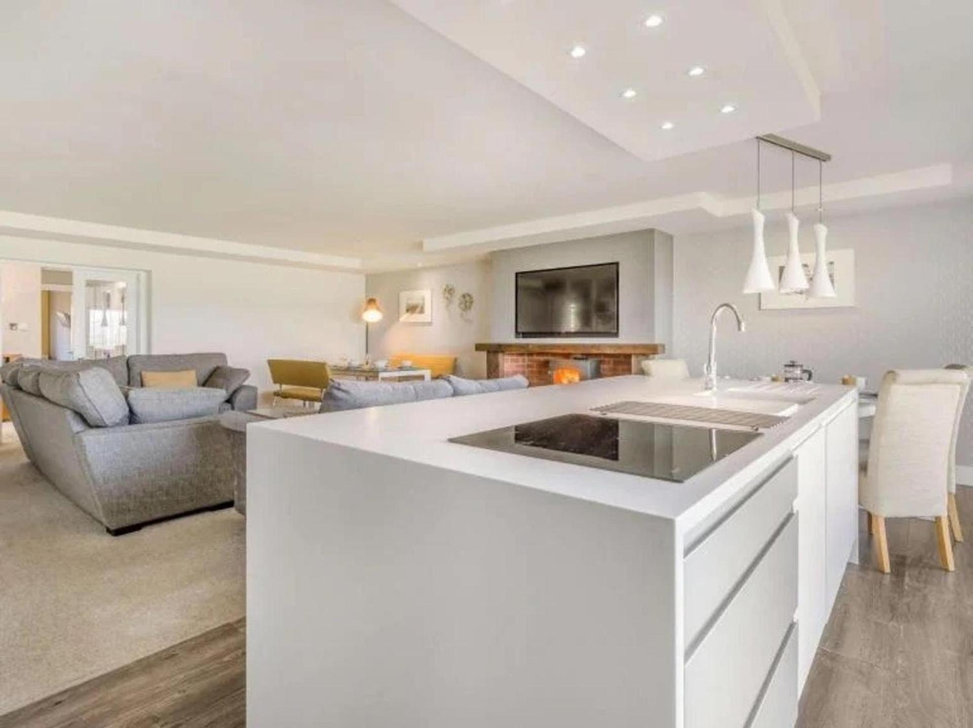 10 Guests - 5 Bedrooms - Deck - Hot Tub Holiday home