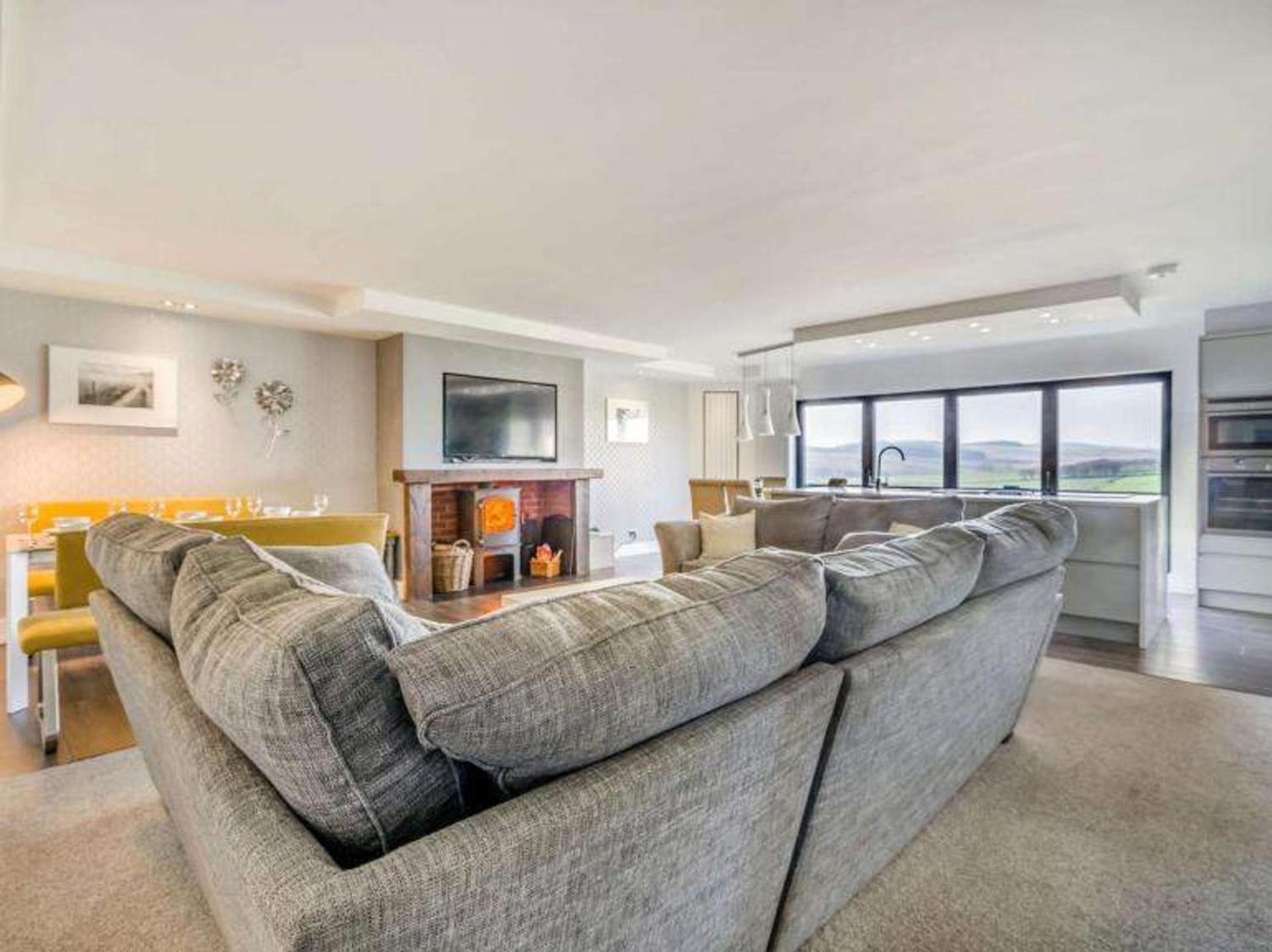 10 Guests - 5 Bedrooms - Deck - Hot Tub Holiday home Edinburgh