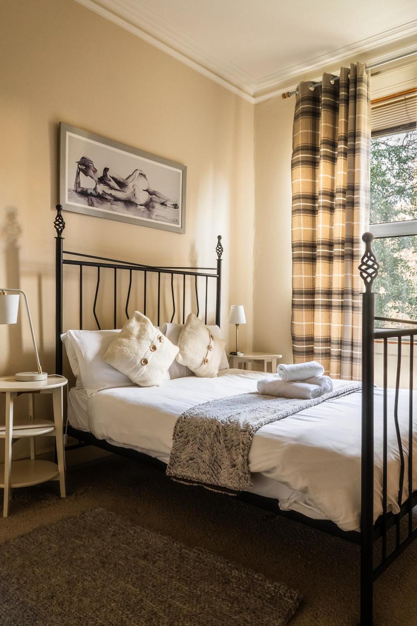 Cosy And Modern In Edinburgh