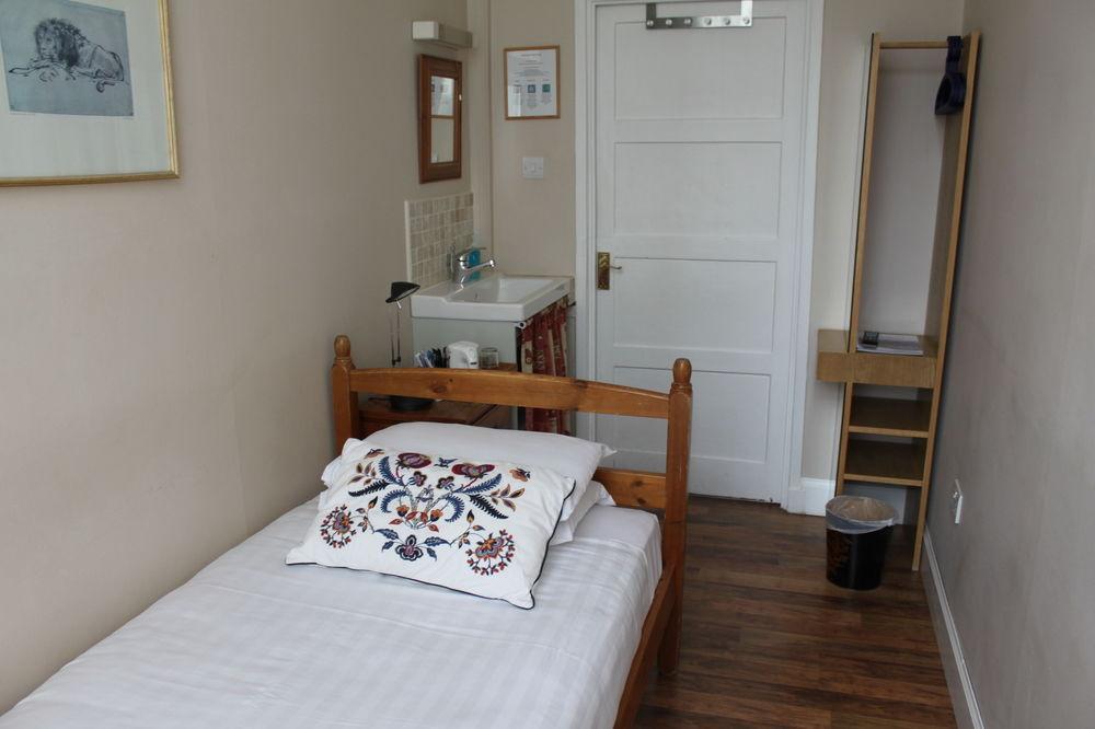Dene Guest House, New Town 3*