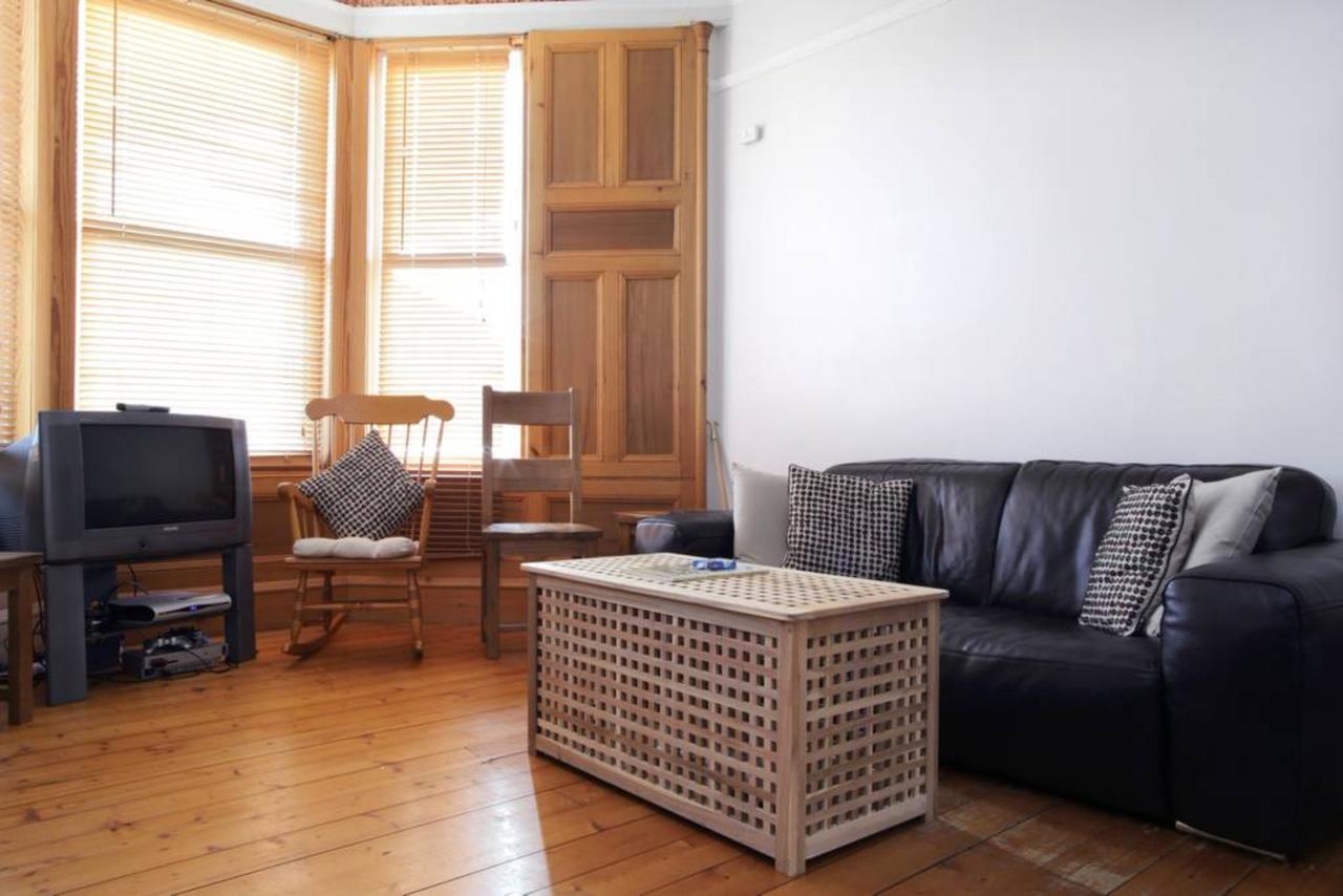And Spacious 2 Bedroom Flat With Garden Apartment