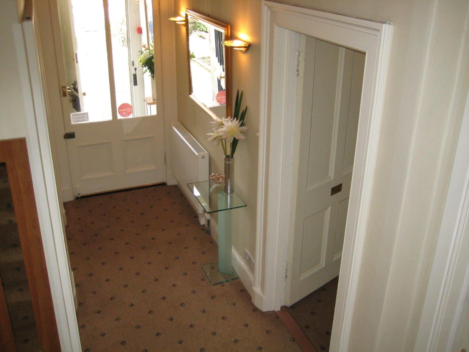 Guest house Kew House