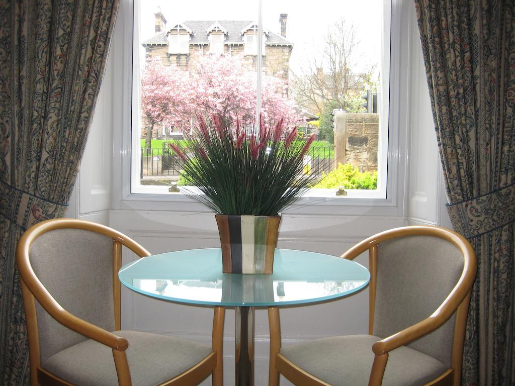 Guest house Kew House