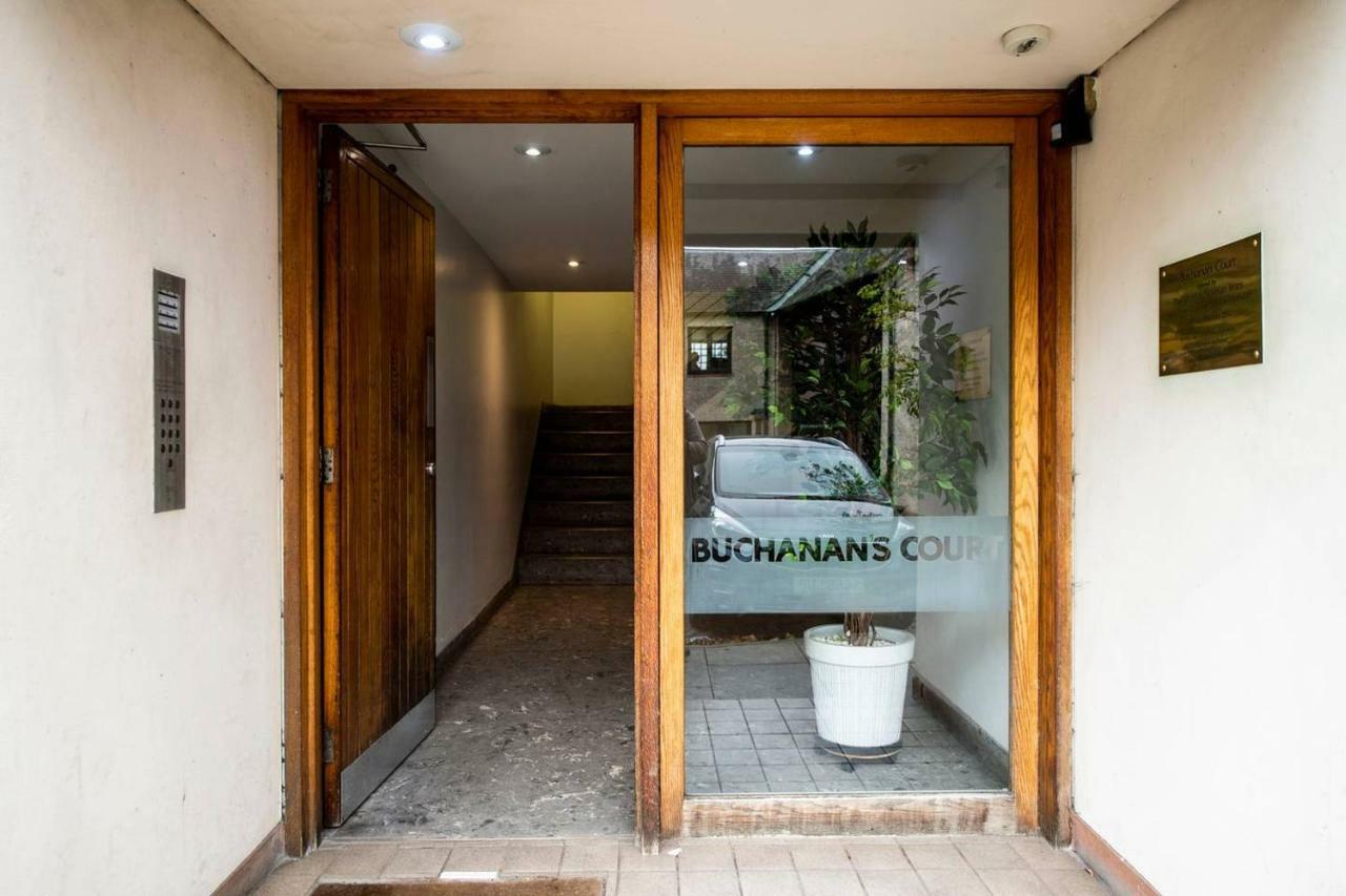 Altido Ultra Stylish Calton Road Apt W/ Parking Apartment