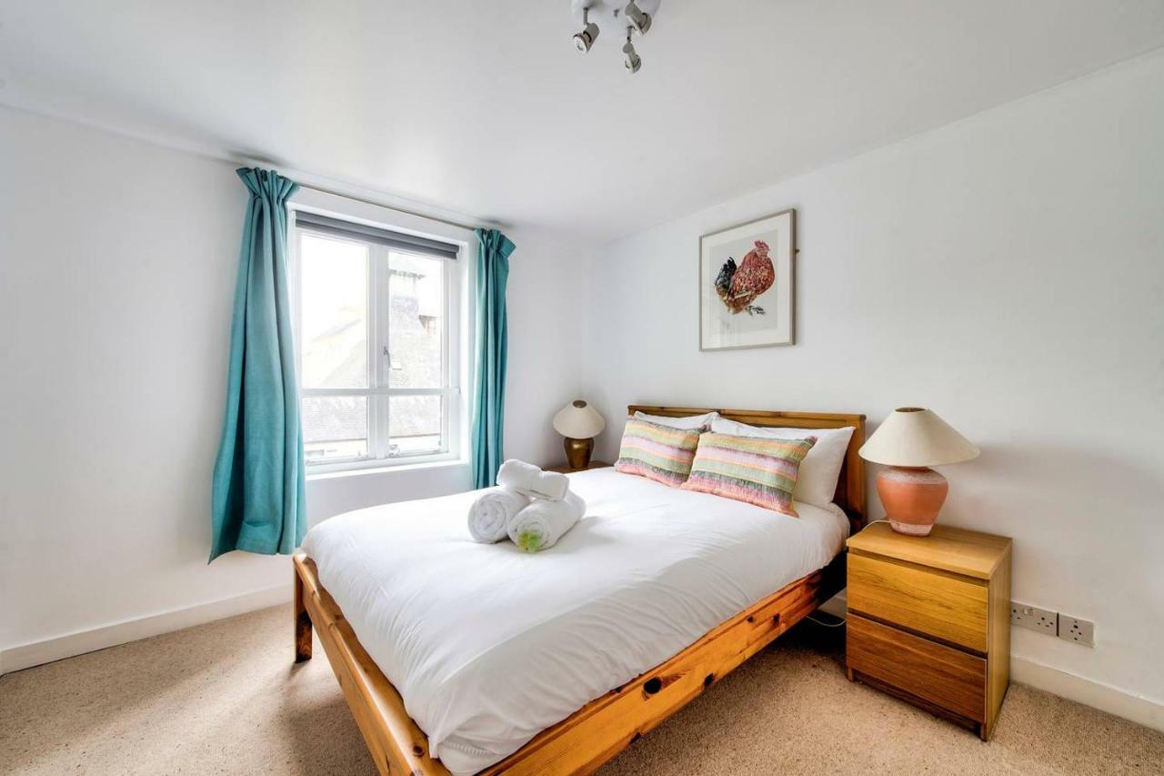 Altido Ultra Stylish Calton Road Apt W/ Parking * Edinburgh
