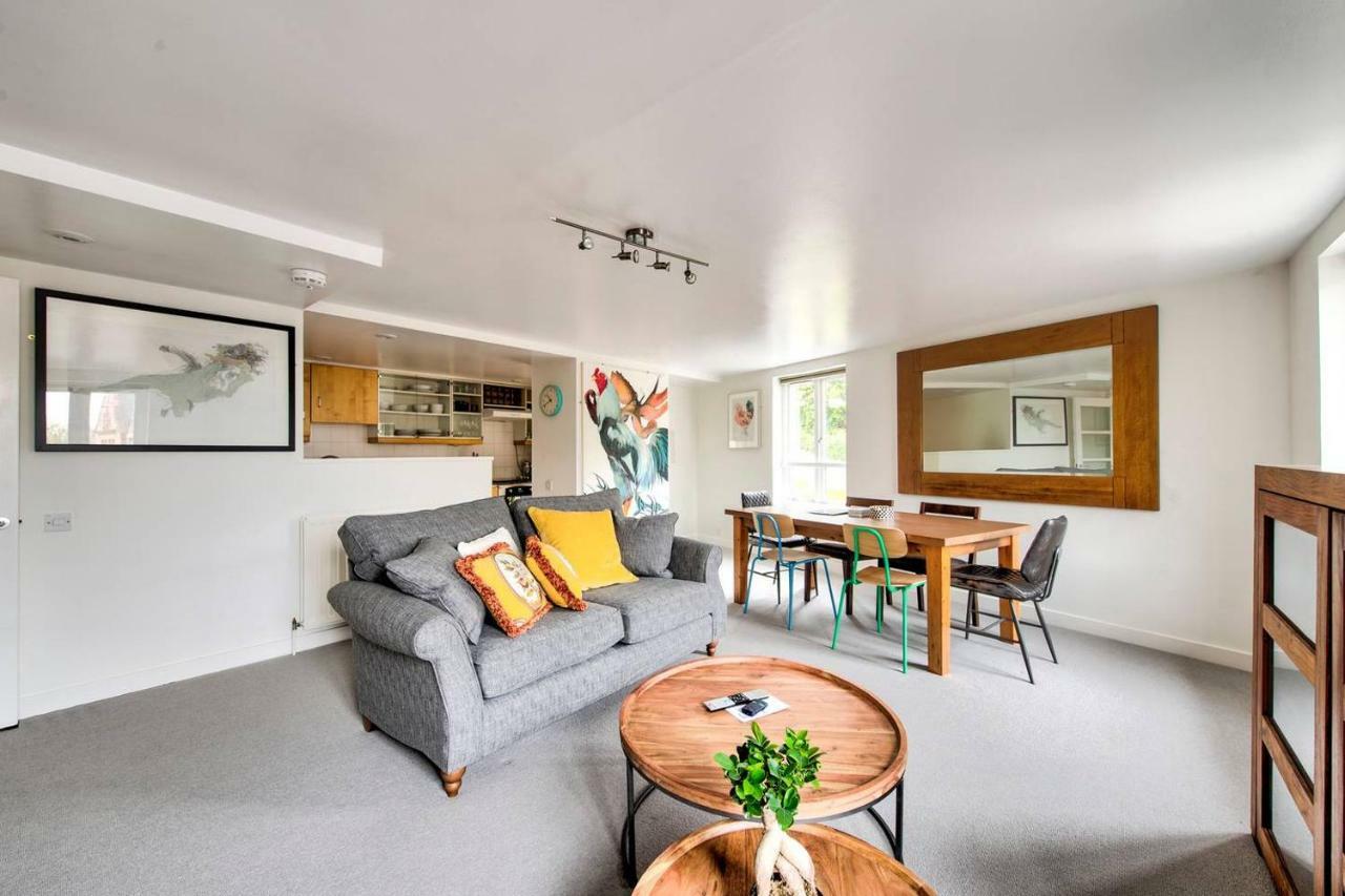 Altido Ultra Stylish Calton Road Apt W/ Parking Apartment