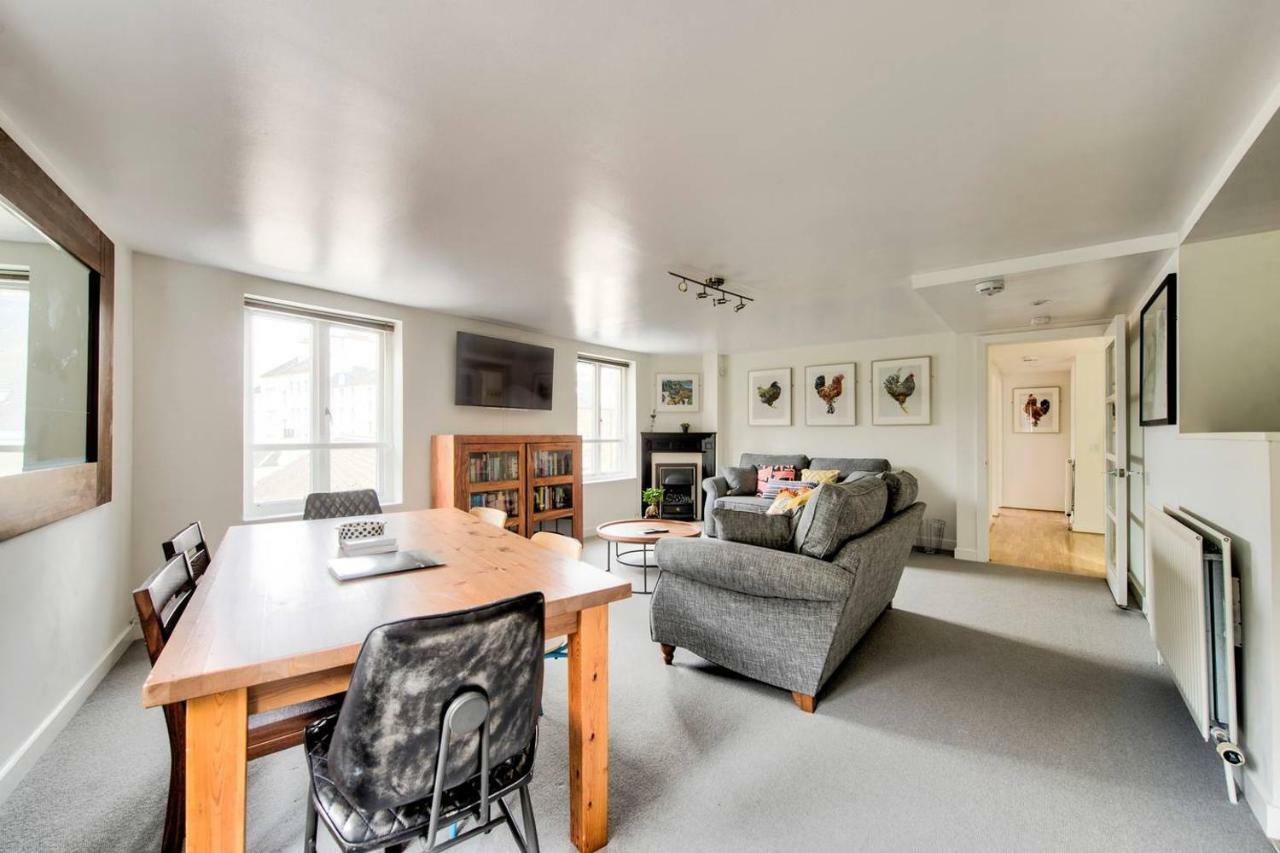 Altido Ultra Stylish Calton Road Apt W/ Parking Apartment *