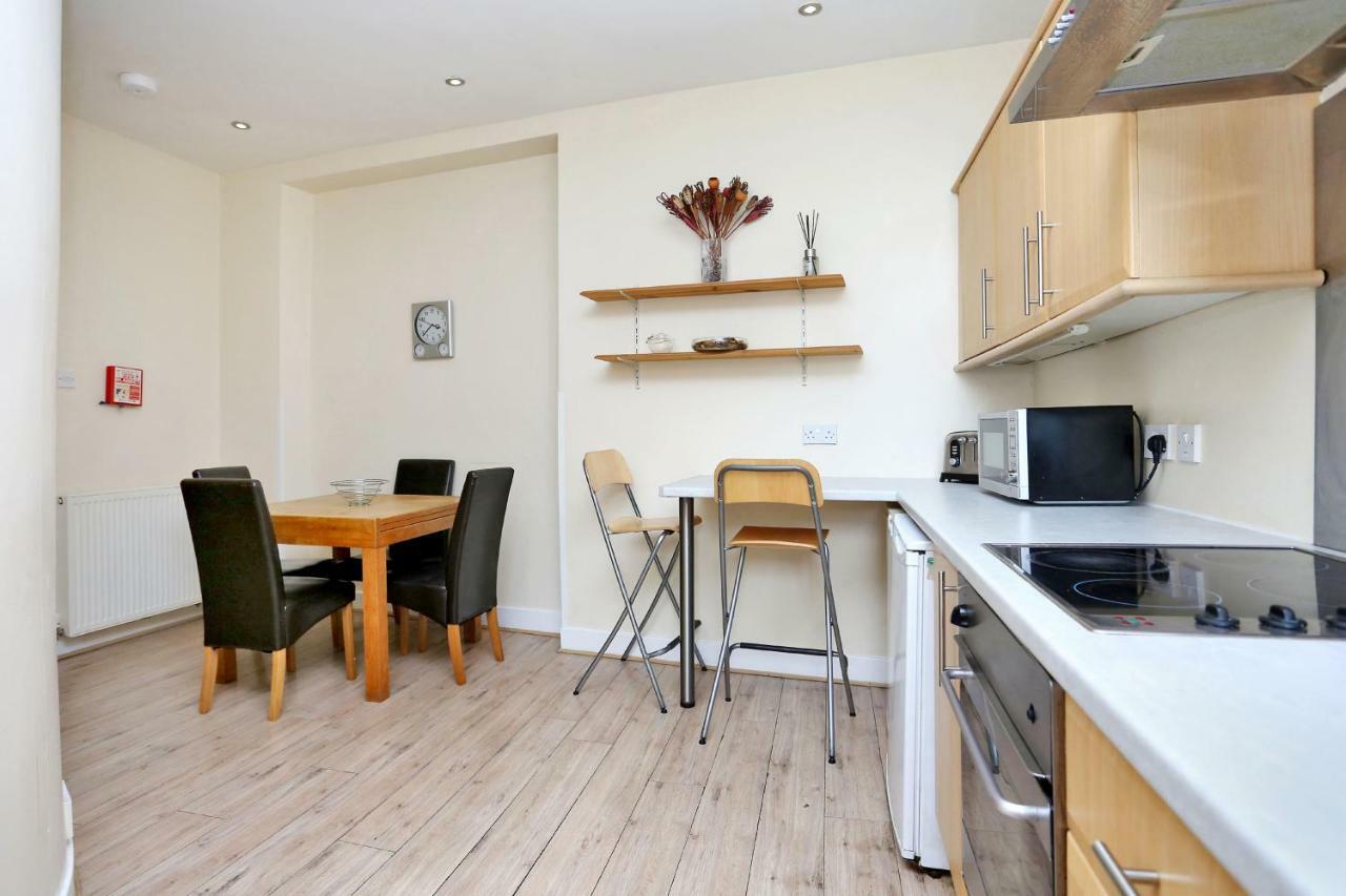 World's End - Historic 2 Bed On The Royal Mile, Sleeps 4 Apartment *
