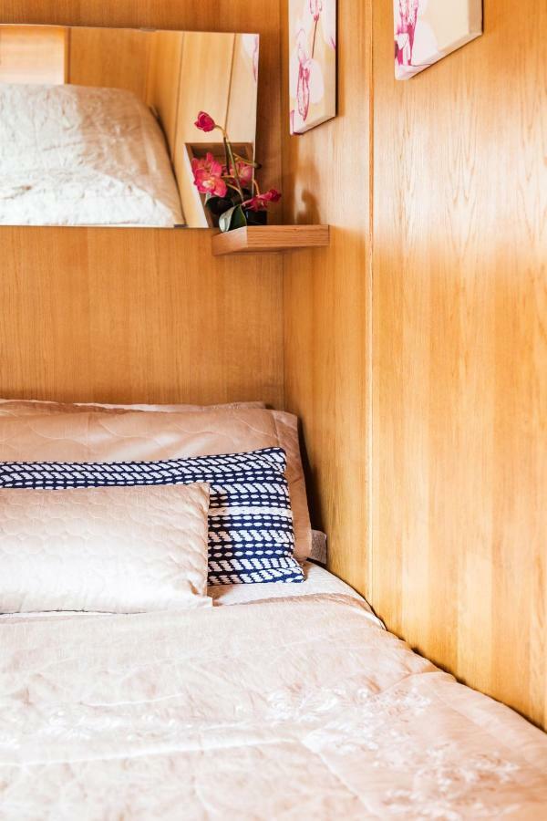 Edinburgh - Houseboats Botel