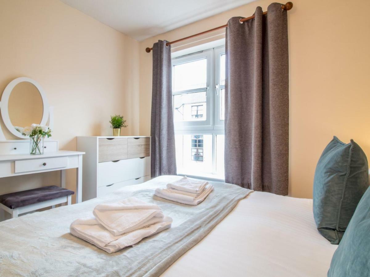 Bright & Tranquil Near Centre With Free Parking! *