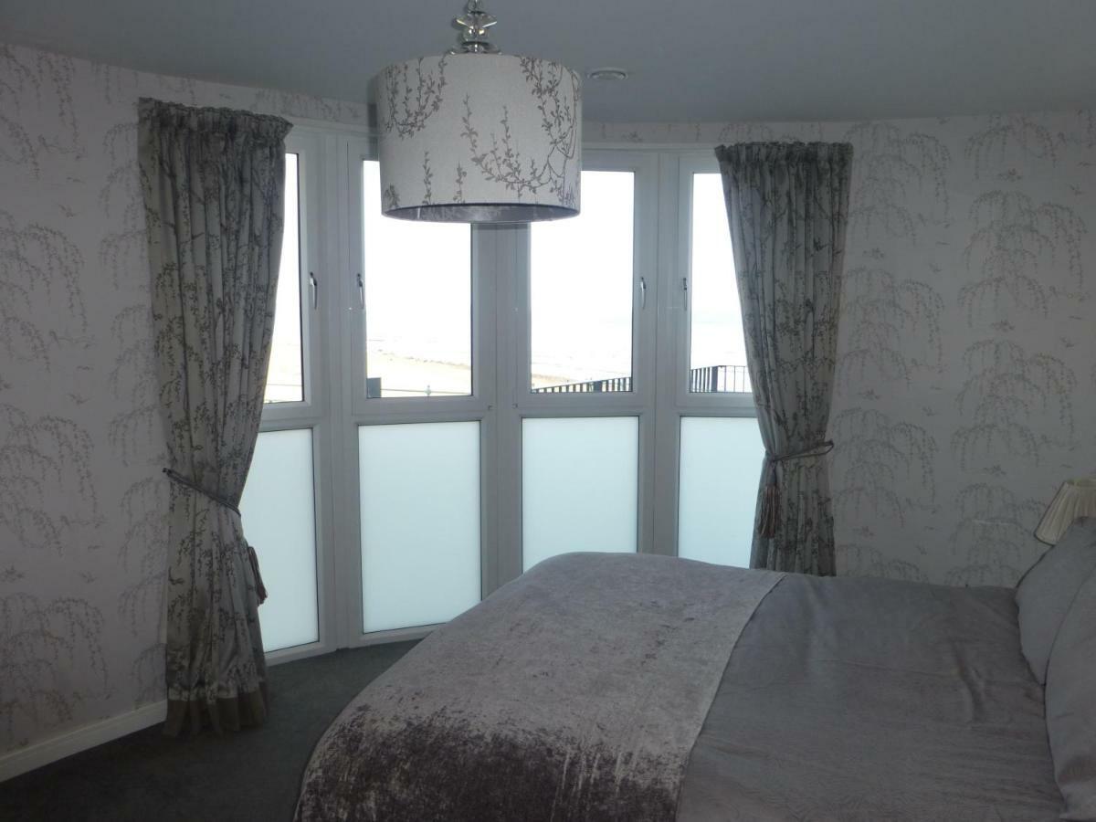 Apartment On The Beach *