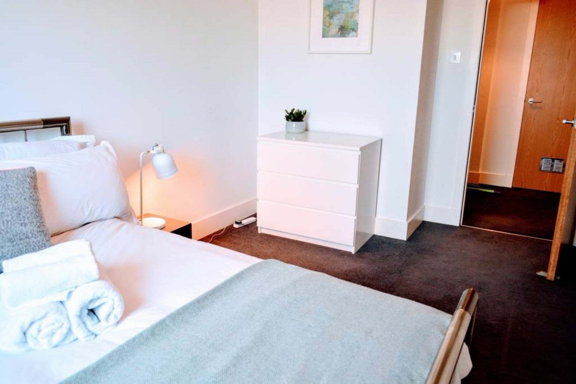 Beautifully Renovated -central Apartment *