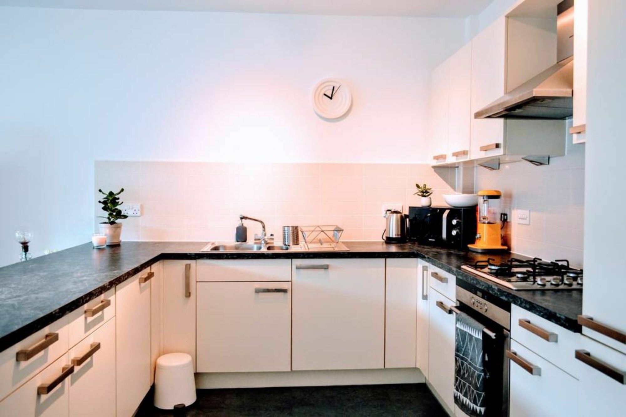 Beautifully Renovated -central Apartment