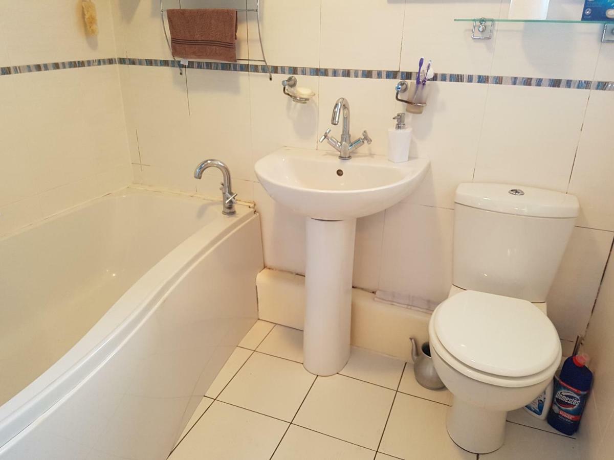 A Double Room In Vibrant Leith- Female Guest Only *