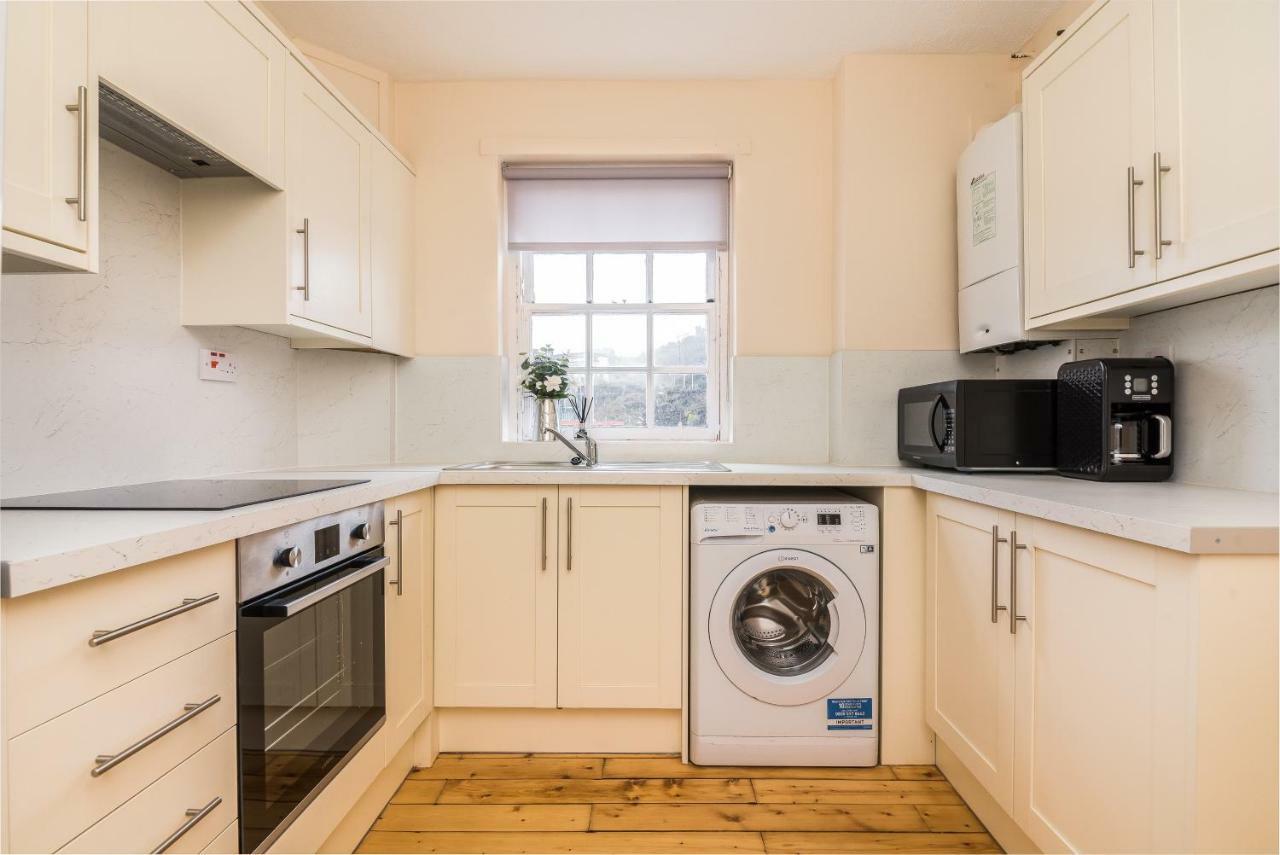 Sunny & Spacious Royal Mile Dating From 1677 * EDI