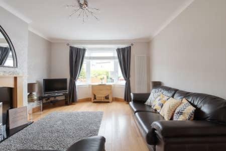 Crewe - 2 Bed, Free Off Street Parking And Private Garden * EDI