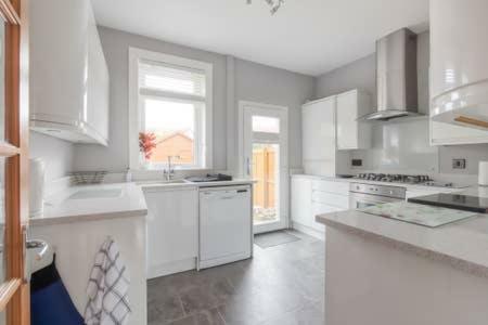 Crewe - 2 Bed, Free Off Street Parking And Private Garden *