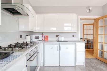Crewe - 2 Bed, Free Off Street Parking And Private Garden