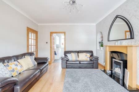 Crewe - 2 Bed, Free Off Street Parking And Private Garden *